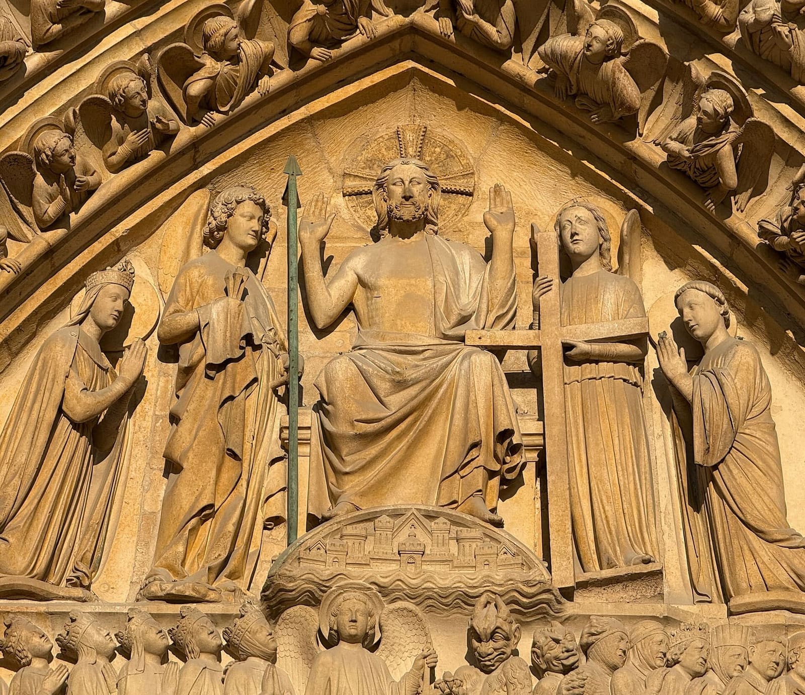 Christus als Weltenrichter im Tympanon des Mittelportals von Notre-Dame, im Abendlicht