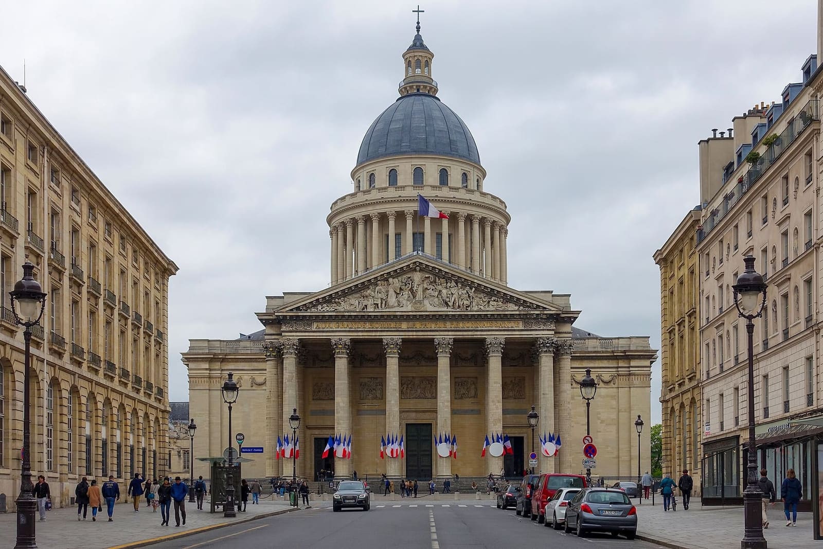 das Panthéon am Ende der Rue Soufflot, mit der Kuppel und den Fahnen vor den Säulen