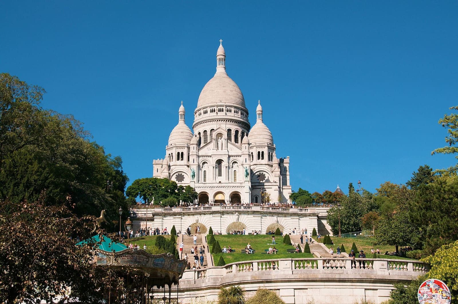 Sacré-Cœur oben auf dem Hügel von Montmartre, über den Terrassengärten