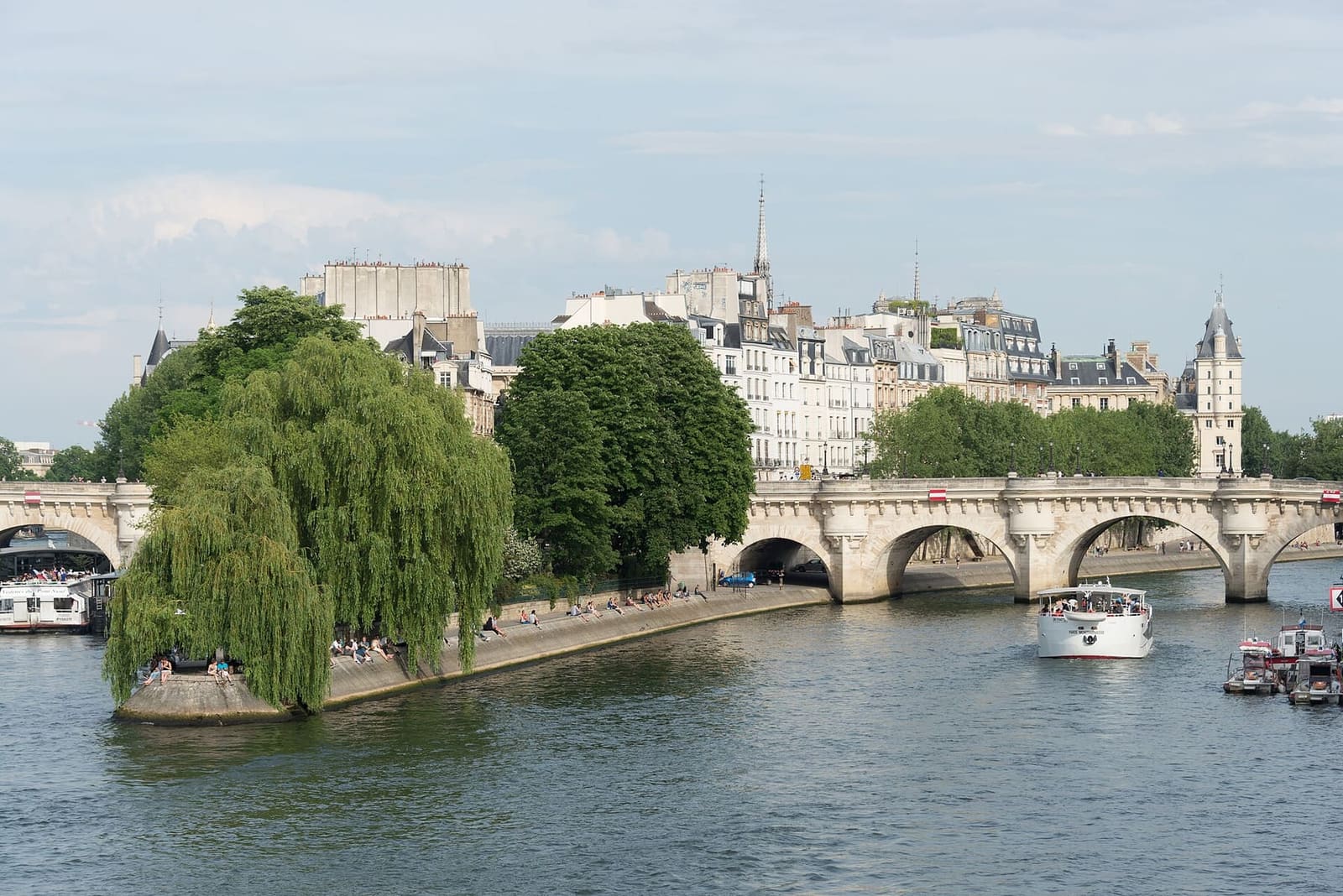 der Square du Vert-Galant mit seinen Weiden an der Spitze der Île de la Cité, und der Pont Neuf