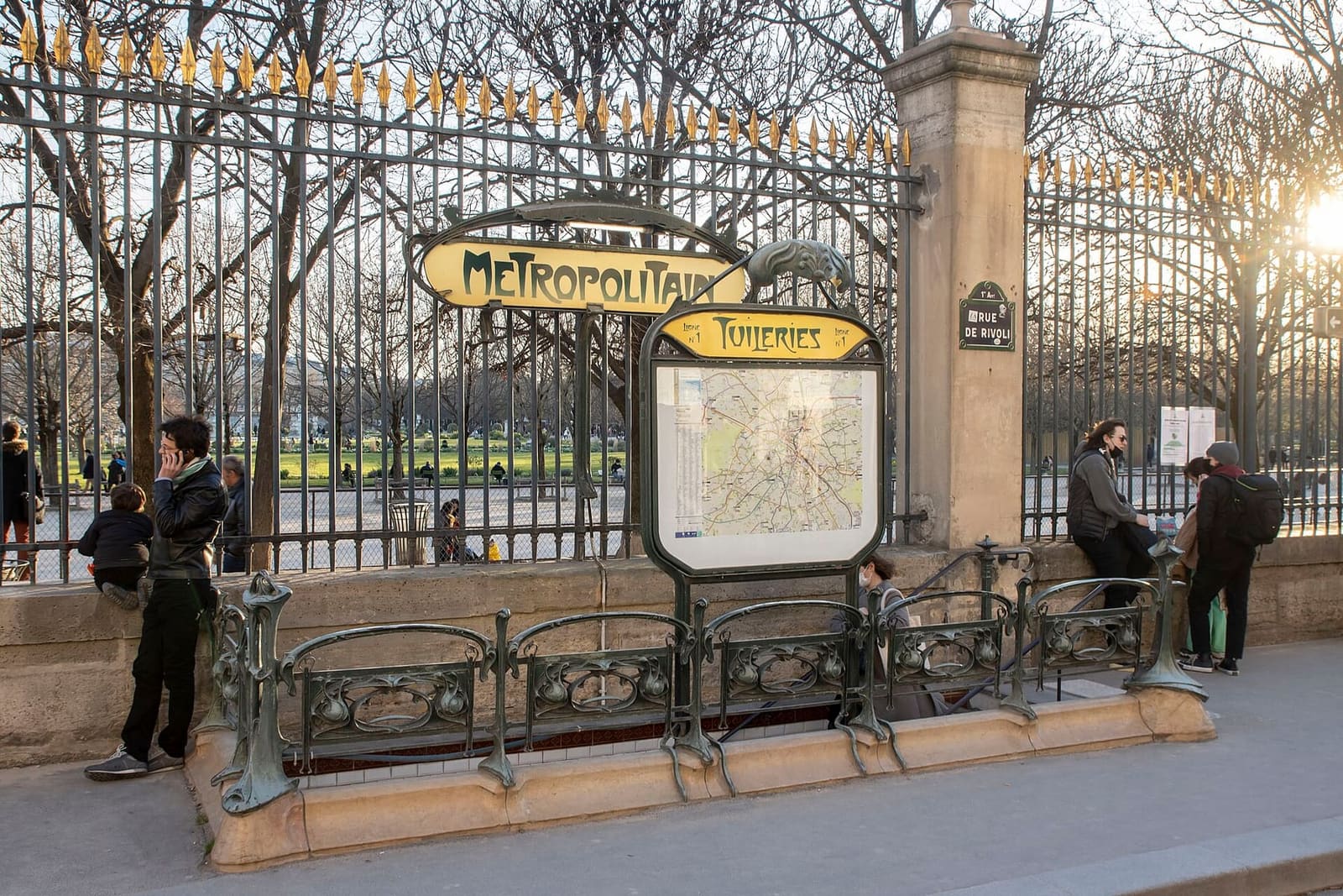 der Jugendstil-Eingang von Hector Guimard zur Metrostation Tuileries