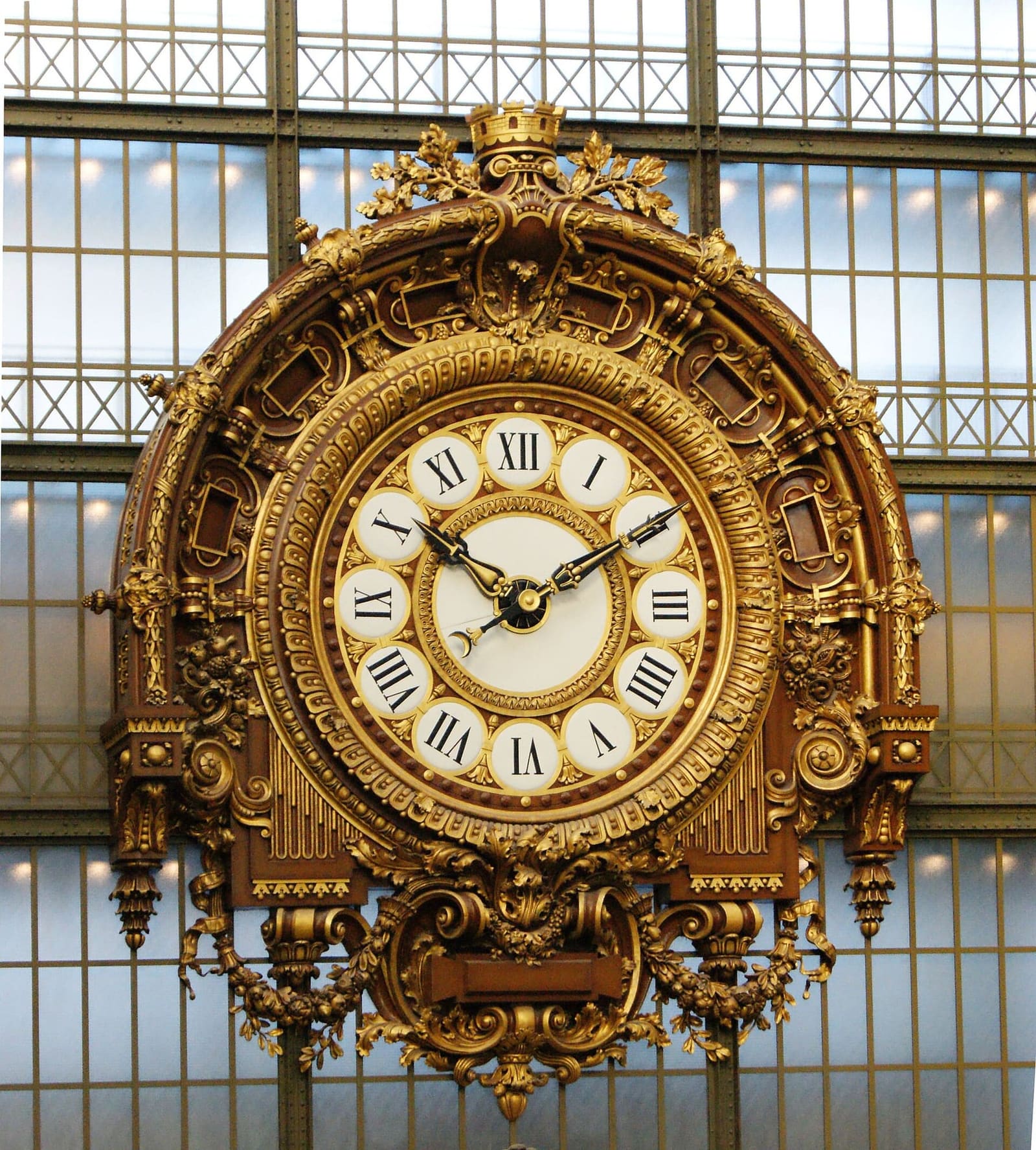 die große vergoldete Uhr des alten Bahnhofs Orsay, im Museum