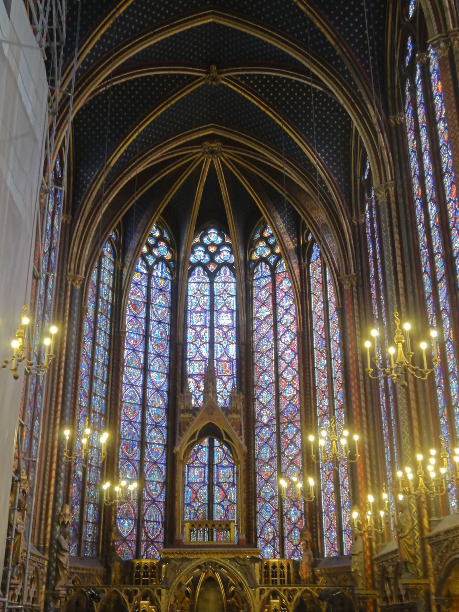 die Oberkapelle der Sainte-Chapelle zur Apsis hin, zwischen den Glasfenstern und den Kronleuchtern