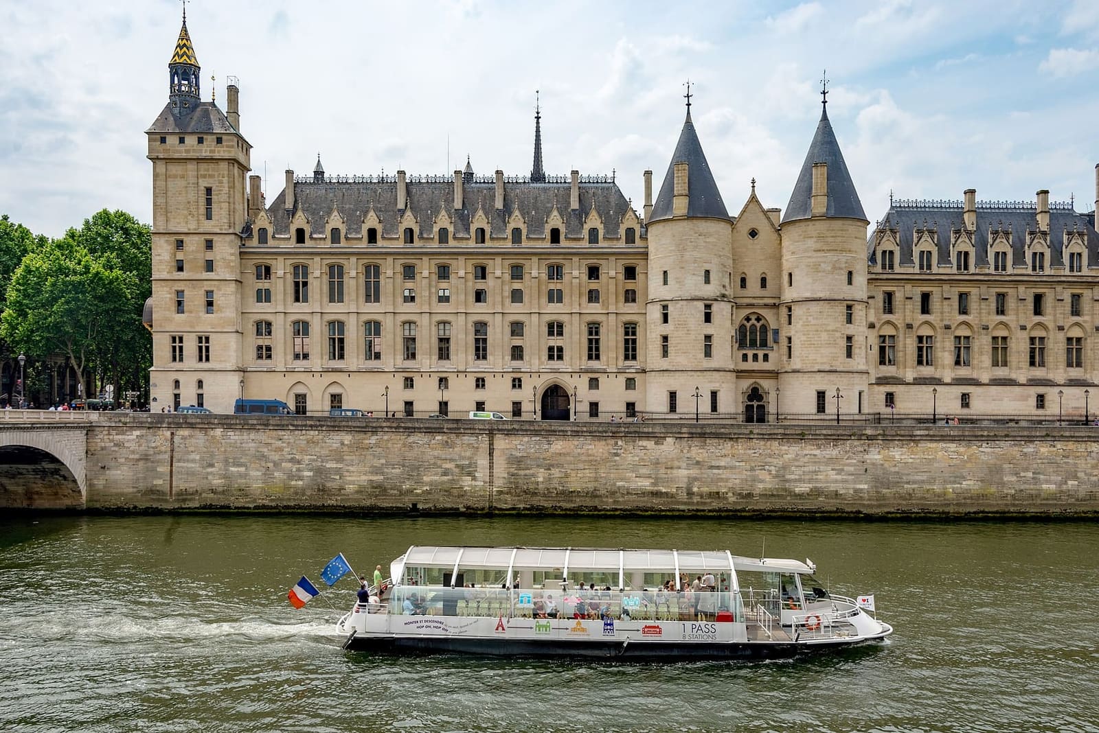 die Conciergerie am Quai de l'Horloge, mit dem Batobus auf der Seine