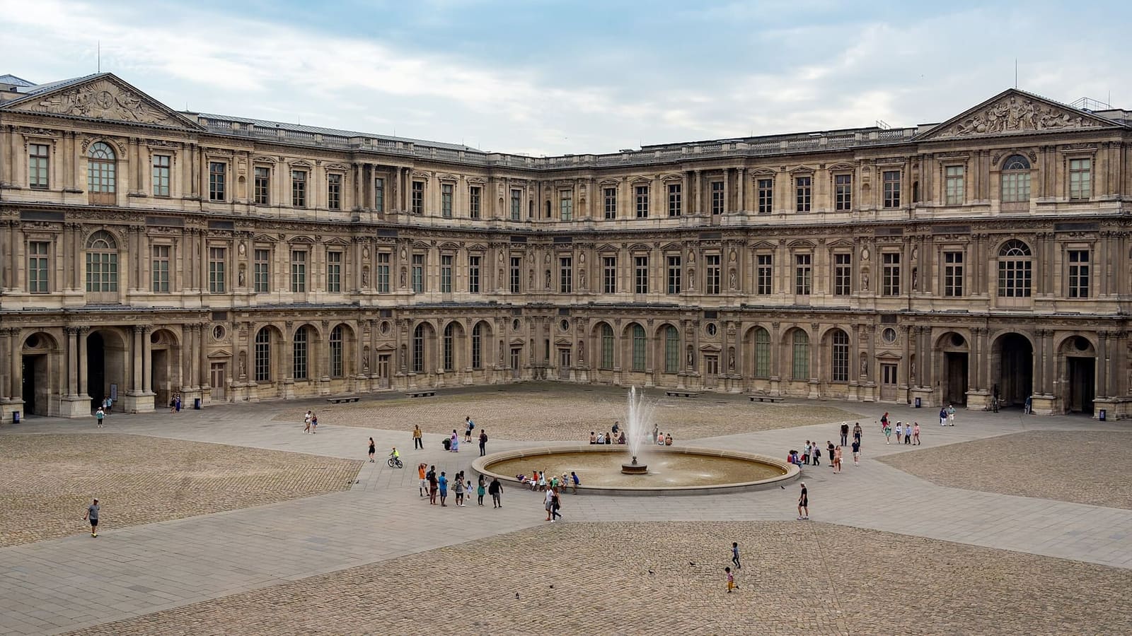 die Cour Carrée des Louvre mit dem Brunnen in der Mitte
