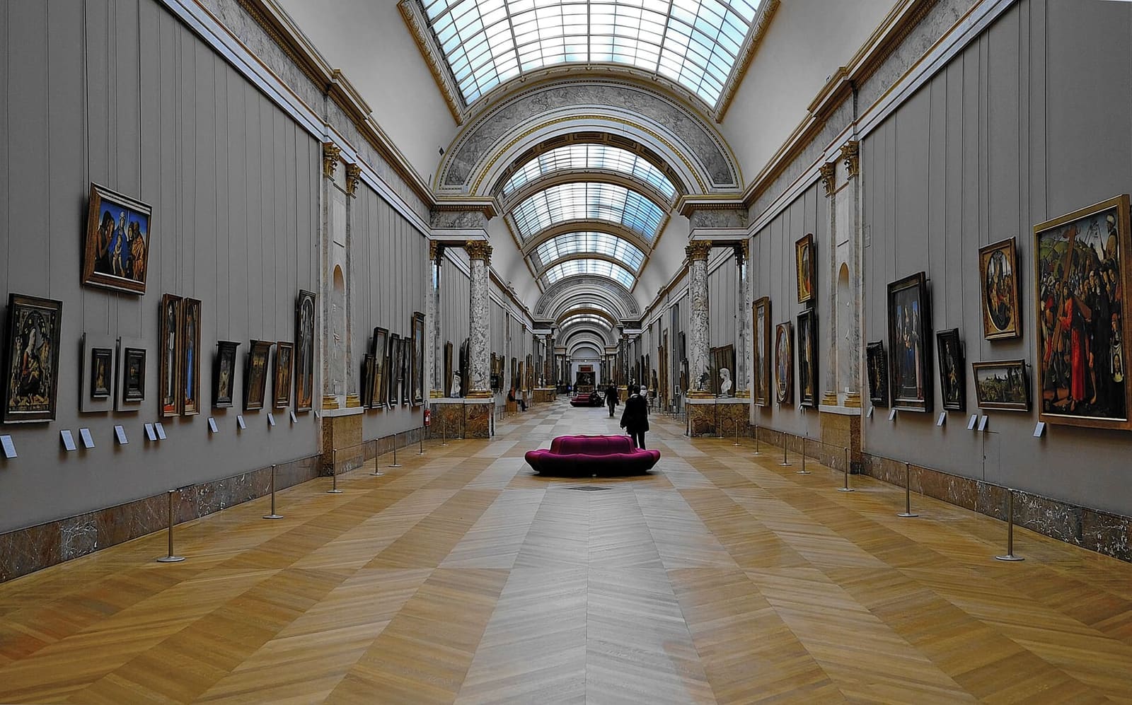 die Grande Galerie des Louvre, mit den Gemälden an den Wänden und dem Licht aus dem Oberlicht