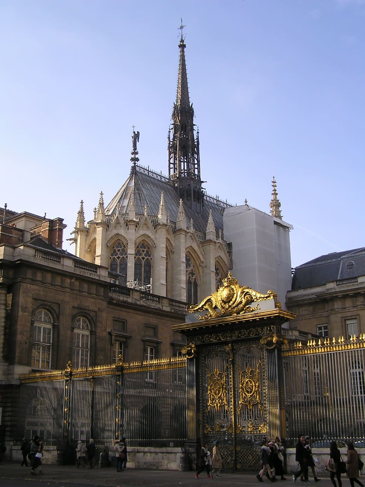 der Dachreiter der Sainte-Chapelle über dem vergoldeten Gitter des Justizpalasts