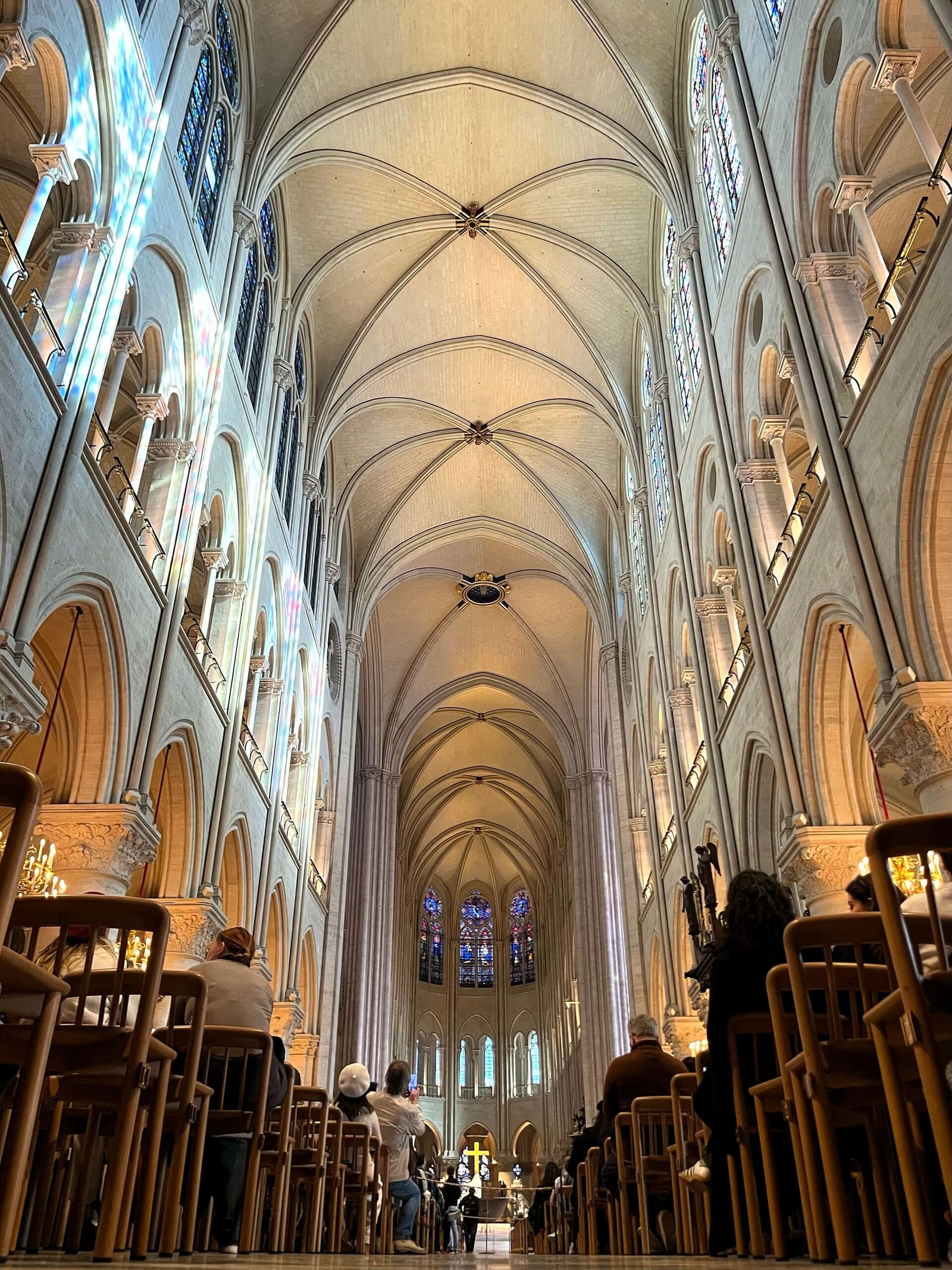das Langhaus von Notre-Dame nach der Restaurierung, mit den hellen Gewölben und den Chorfenstern am Ende