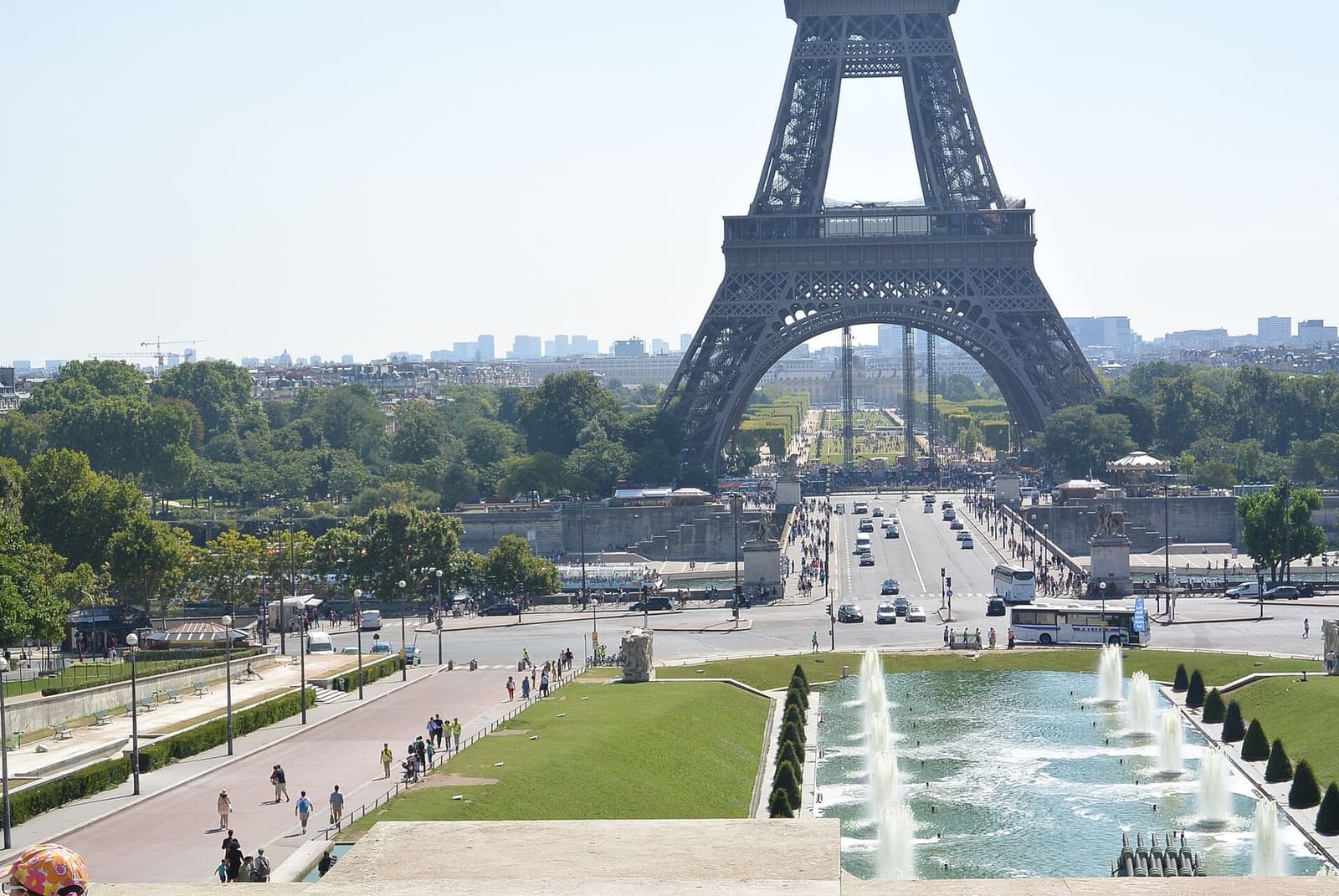 der Eiffelturm vom Trocadéro aus, mit den Brunnen und dem Pont d'Iéna