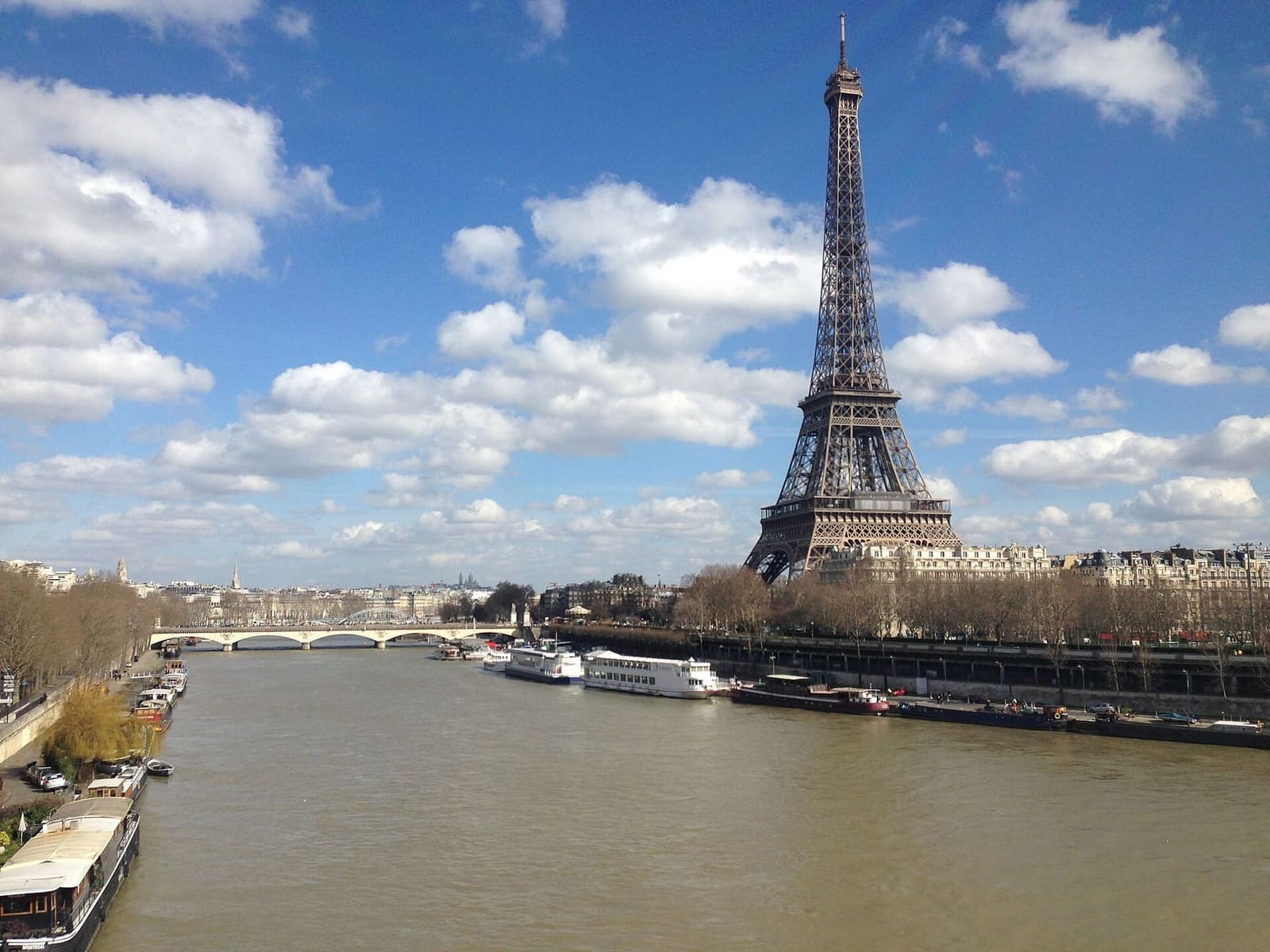 der Eiffelturm am Ufer der Seine, mit den festgemachten Lastkähnen