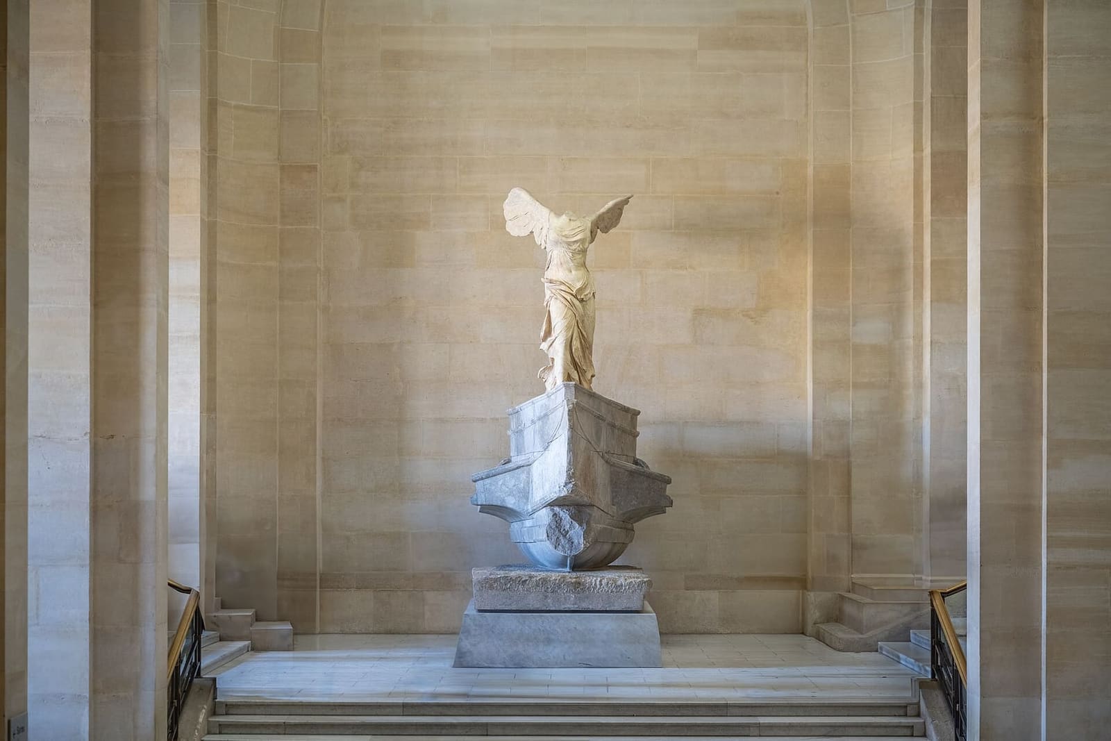 die Nike von Samothrake oben auf der Daru-Treppe im Louvre