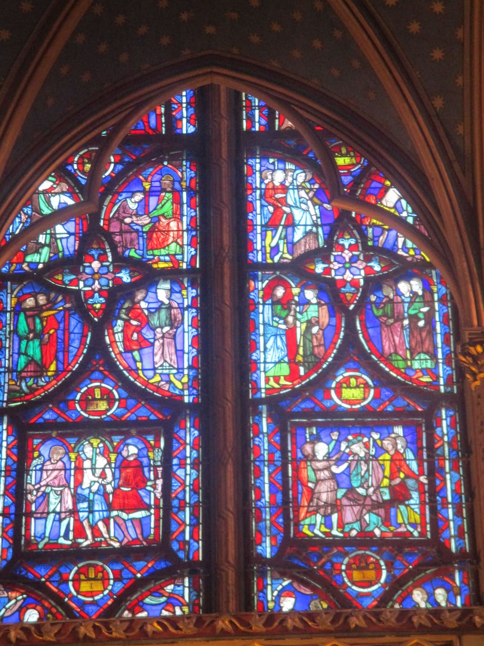 die Passionsfenster über dem Reliquienaltar, in der Oberkapelle der Sainte-Chapelle