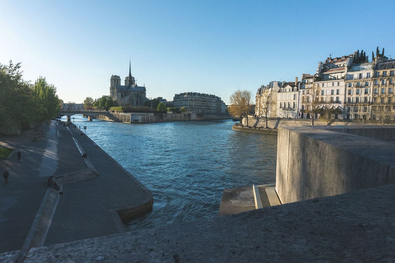 der Chor von Notre-Dame an der Spitze der Île de la Cité und die Häuser der Île Saint-Louis, an einem Frühlingsabend