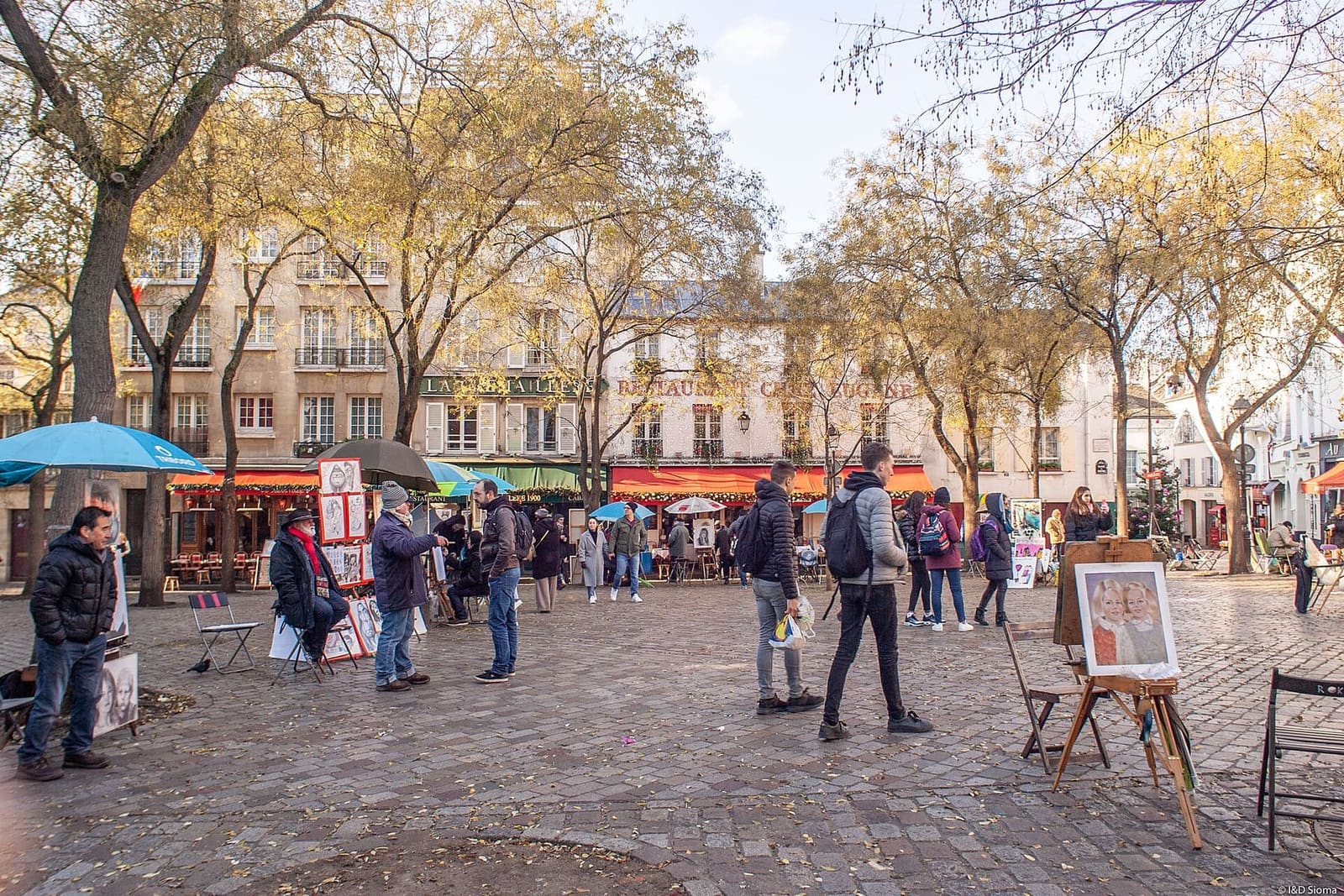 die Maler mit ihren Staffeleien unter den Bäumen der Place du Tertre