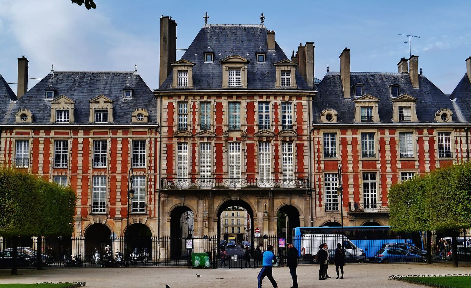 einer der höheren Pavillons der Place des Vosges, mit dem Durchgang im Bogen darunter