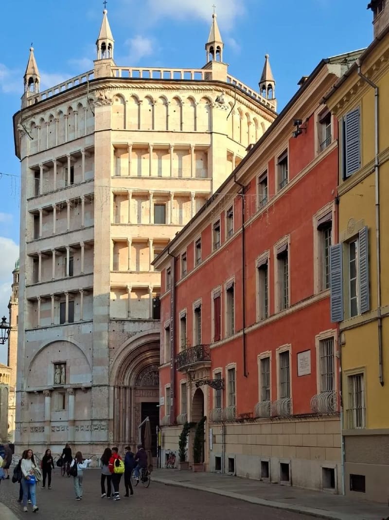 il Battistero ottagonale in marmo rosa e il palazzo rosso del Vescovado accanto