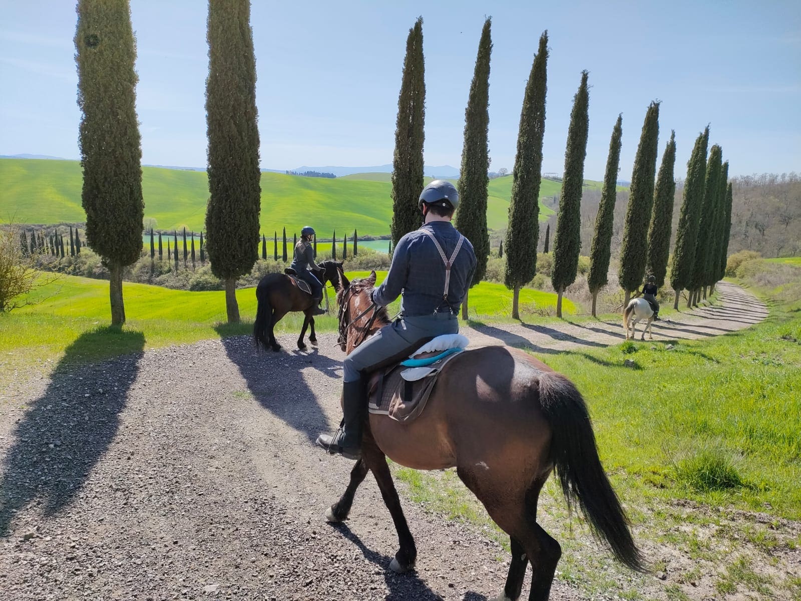 l'uscita al passo lungo la strada bianca, fra i cipressi
