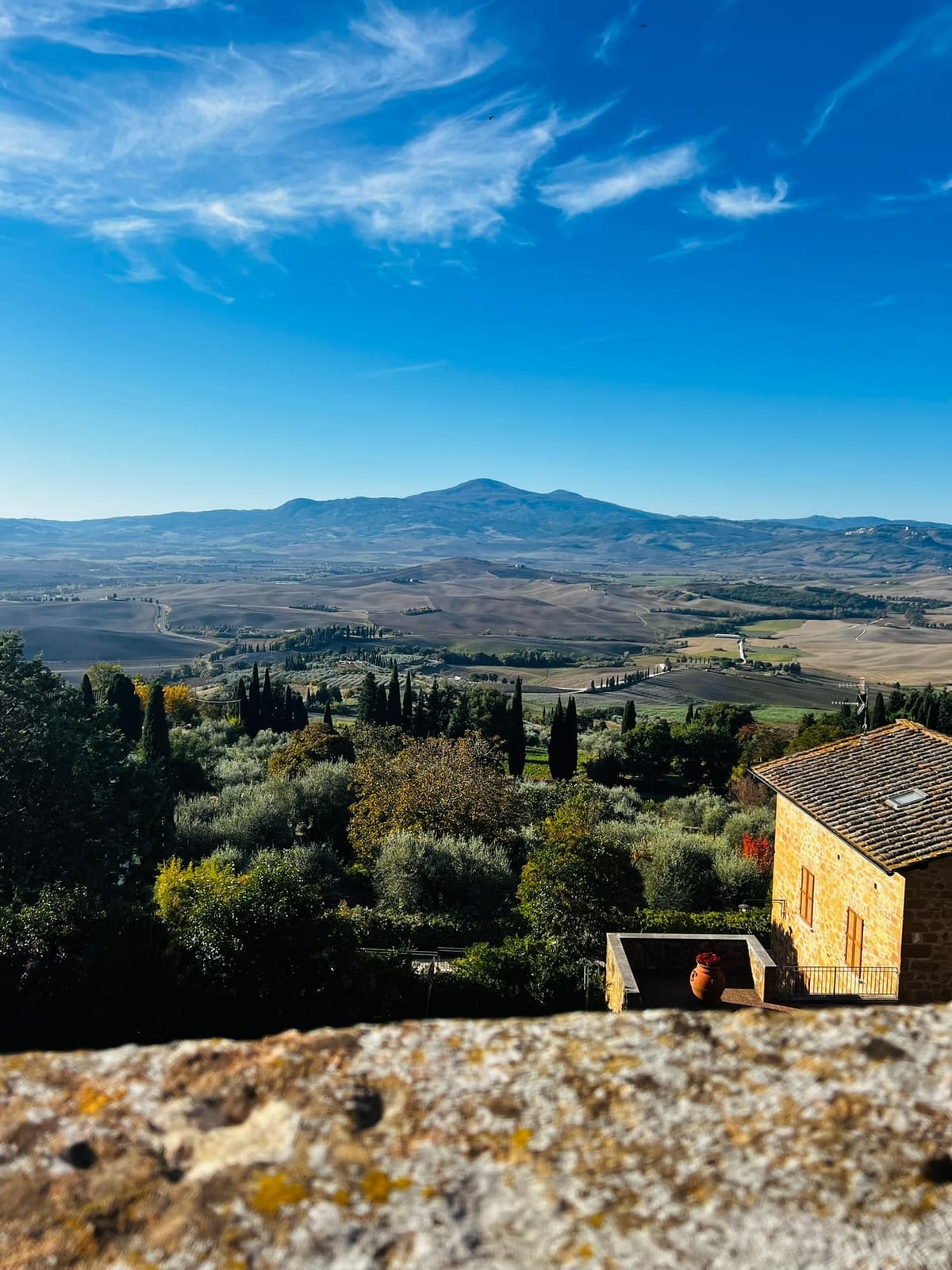 la Val d'Orcia e il monte Amiata dalla cinta muraria