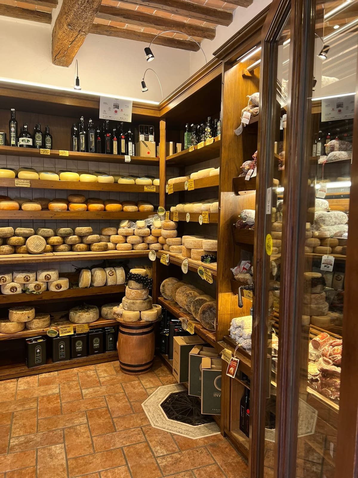 le forme di pecorino in una bottega del corso