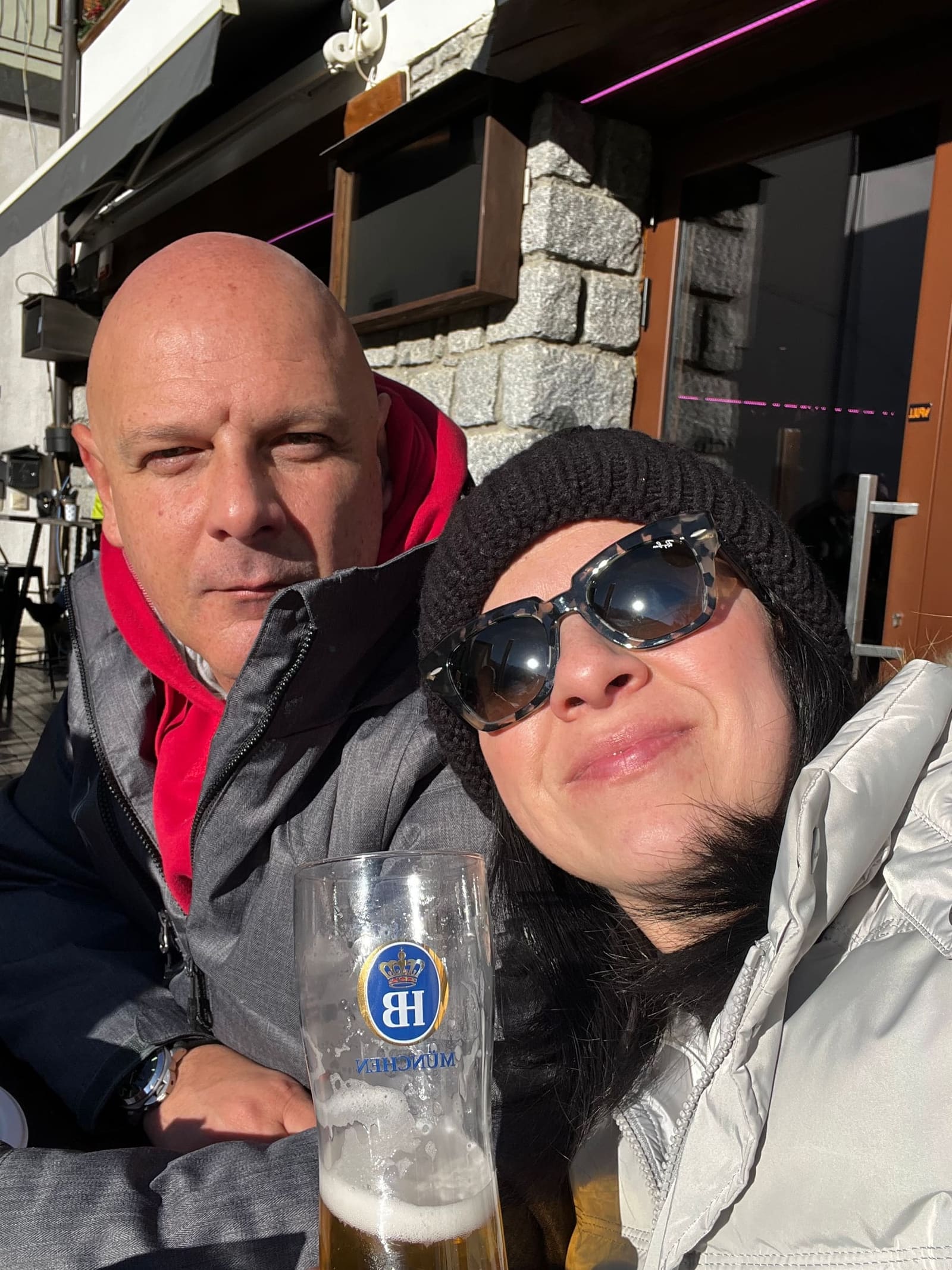 noi due al tavolo del bar, con la birra e il sole basso addosso