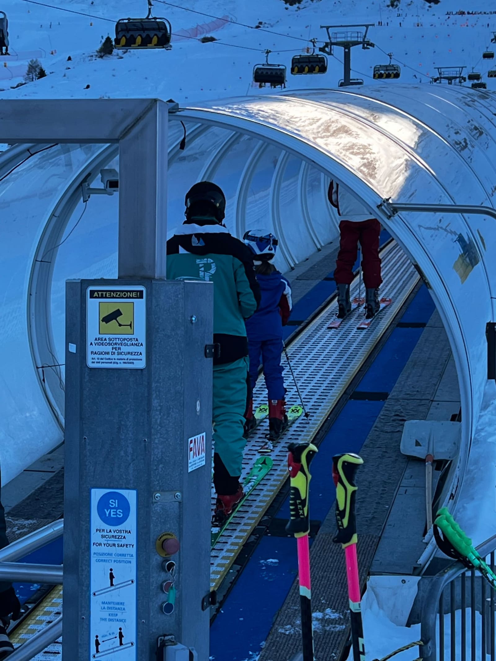 il tapis roulant coperto che riporta in cima al campo scuola
