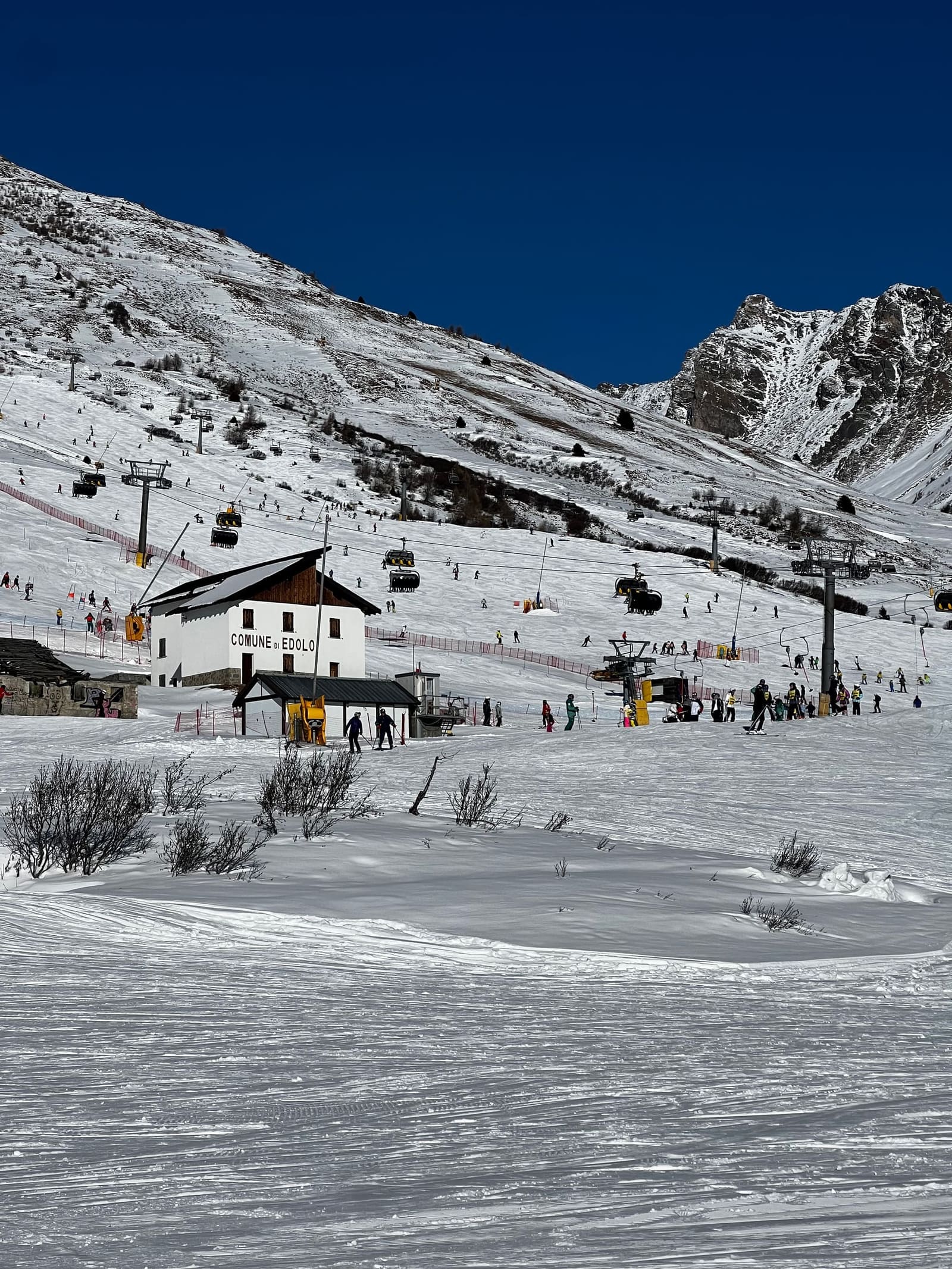 la baita del Comune di Edolo ai piedi delle piste, sotto la cima rocciosa