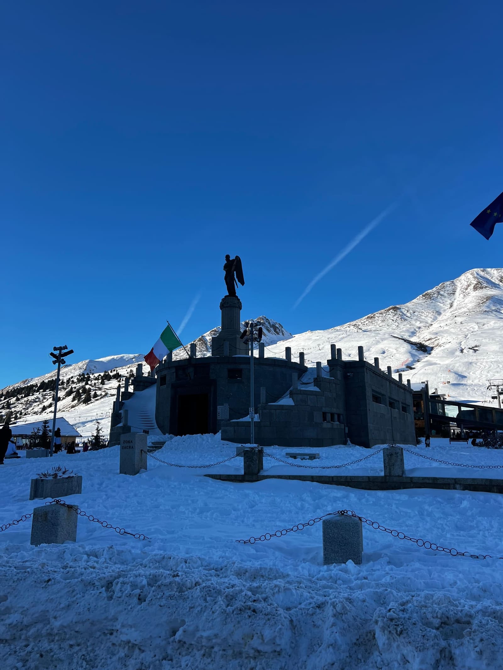 il Sacrario militare del Tonale, l'angelo in cima e la zona sacra chiusa dalle catene