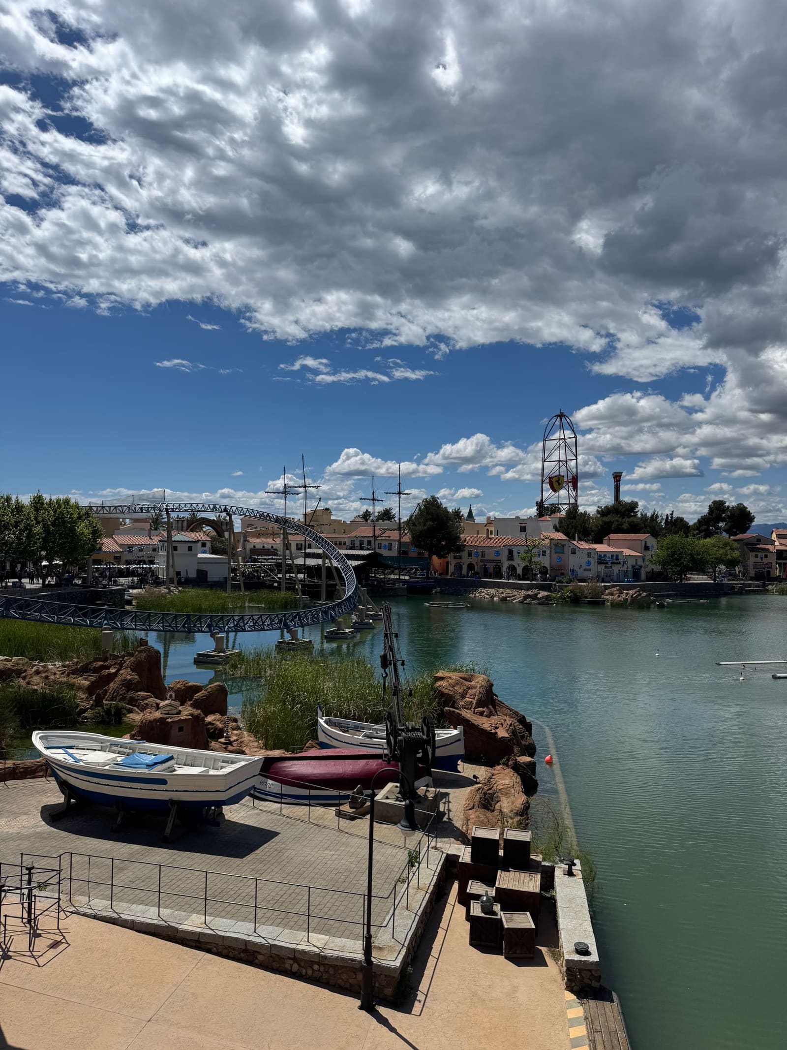 il lago di Mediterrània dal Port de la Drassana: le barche in secca, il tracciato azzurro del Furius Baco e la torre di Ferrari Land in fondo