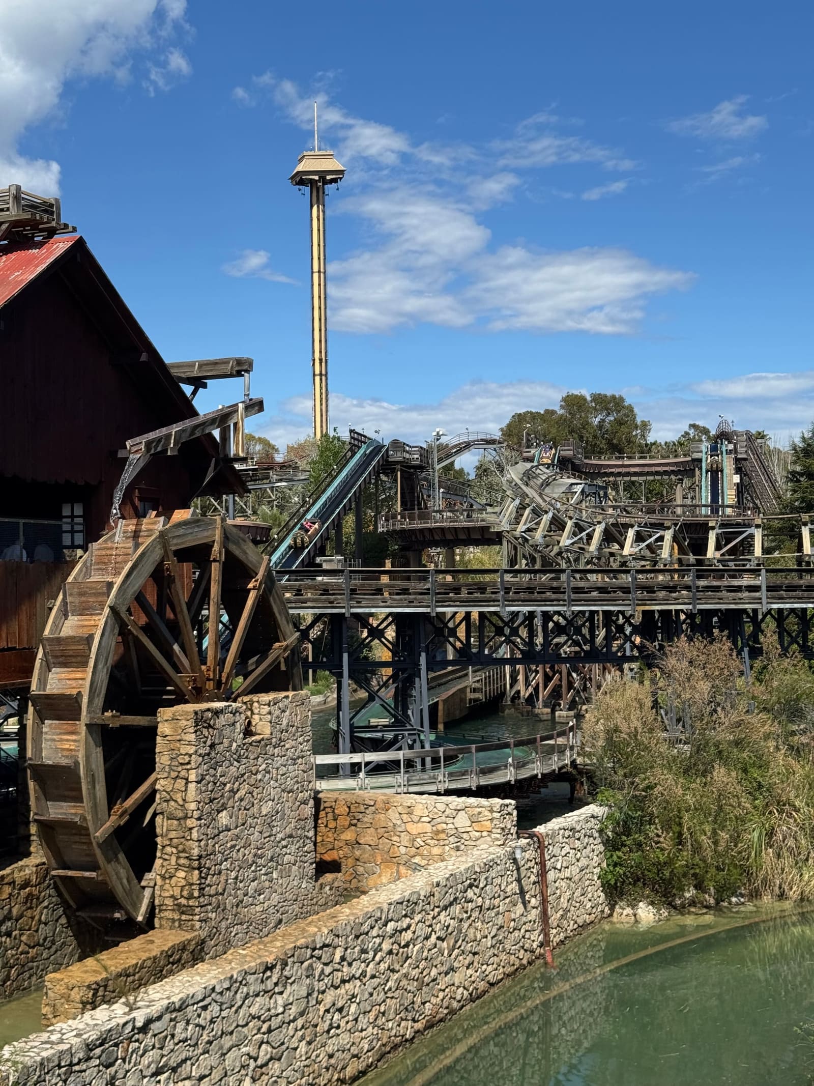 la ruota del mulino e il canale del Silver River Flume, nel Far West