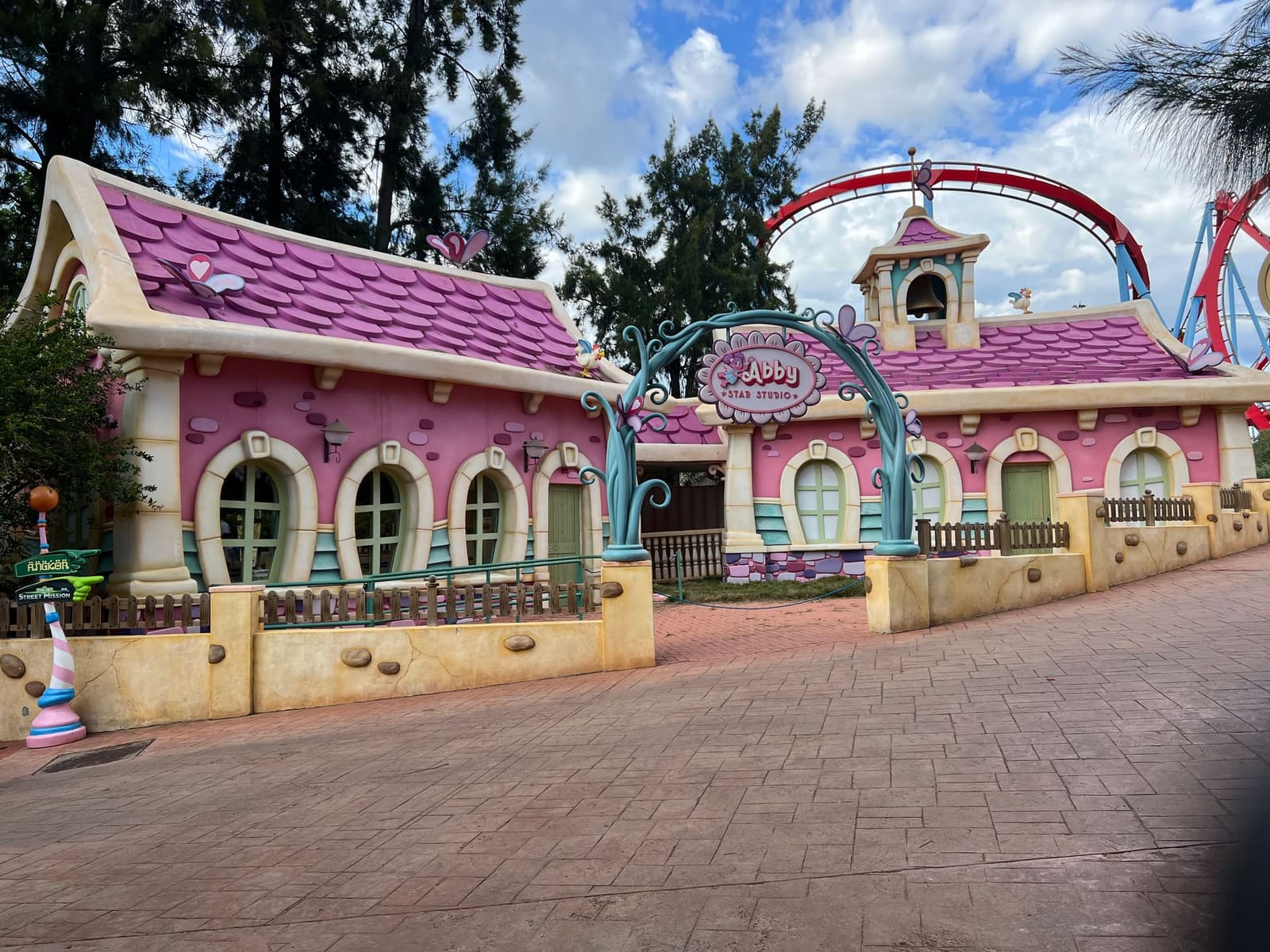 la casetta rosa dell'Abby Star Studio, a SésamoAventura