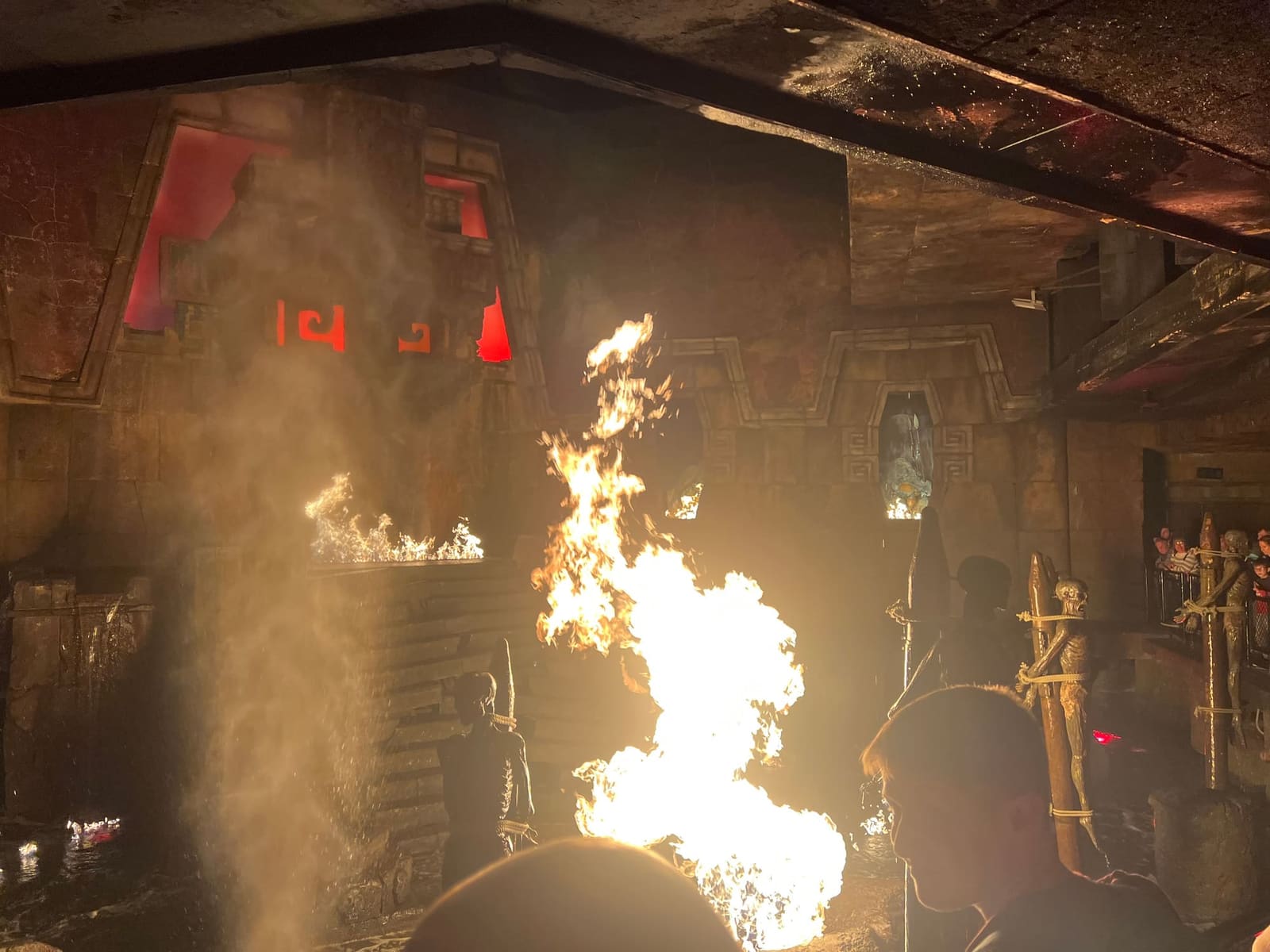 le fiamme dentro il Templo del Fuego, nell'area messicana