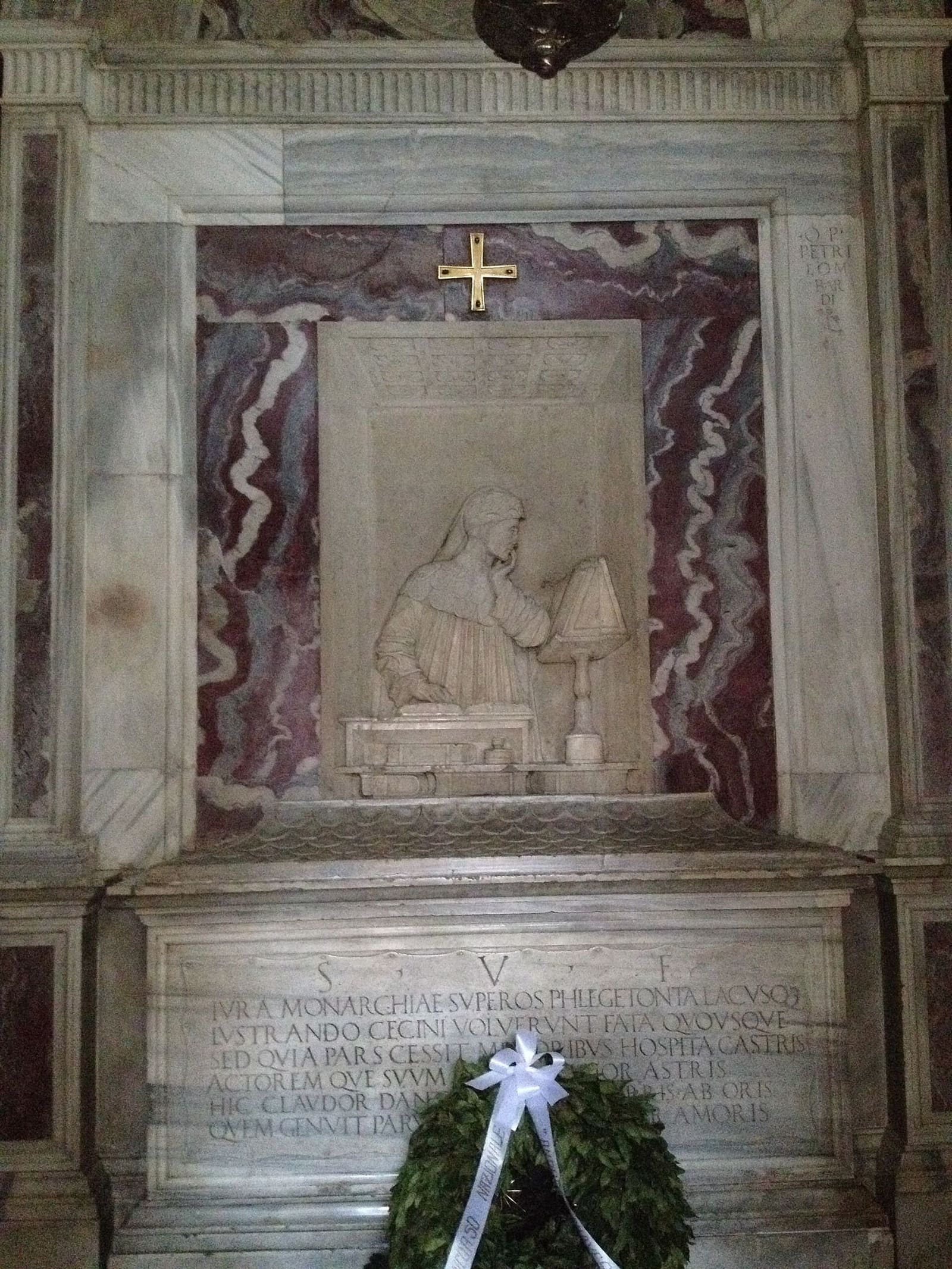 dentro la tomba di Dante, il bassorilievo di Pietro Lombardo con il poeta al leggio