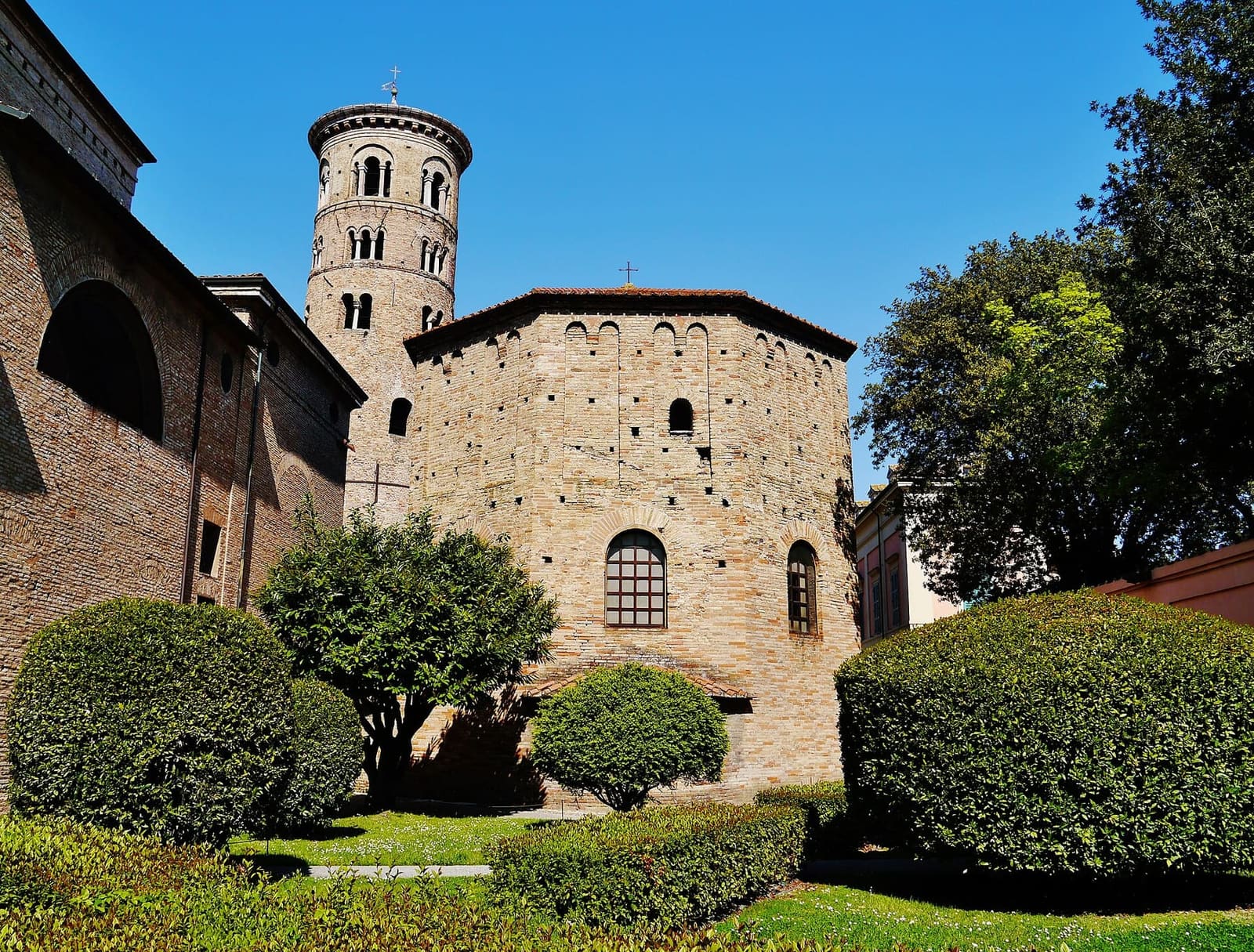 il Battistero Neoniano, ottagonale, con il campanile rotondo del Duomo dietro