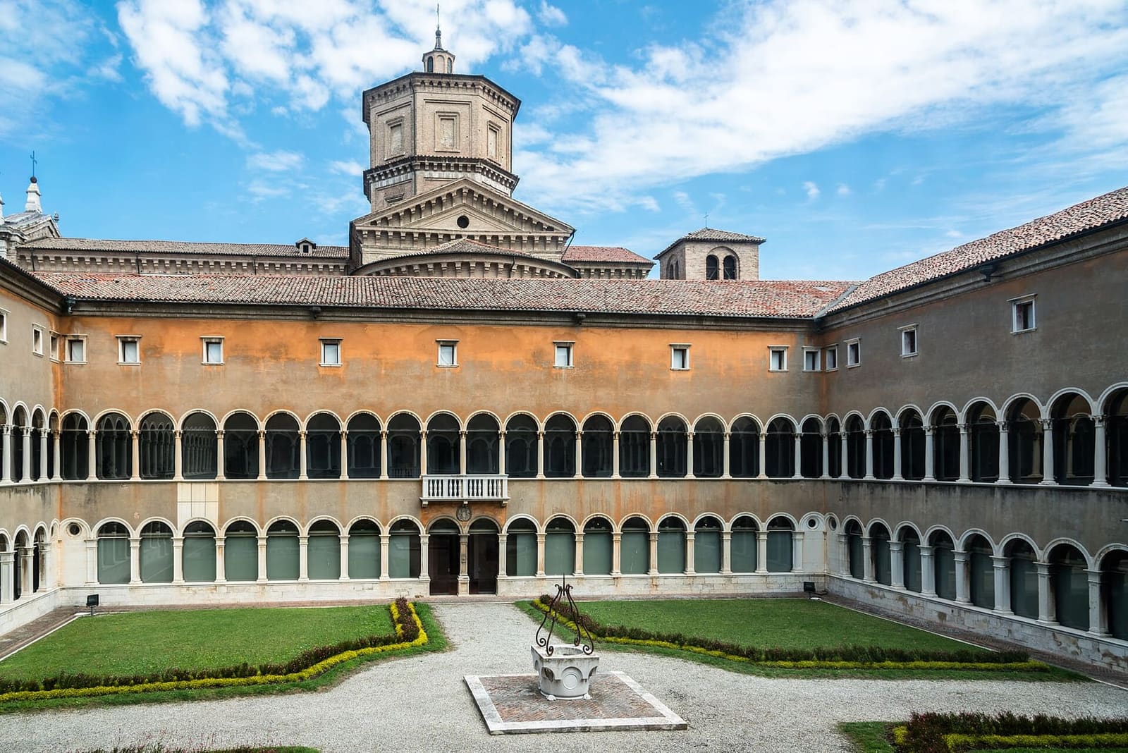 il chiostro della Loggetta Lombardesca, sede del MAR, con la cupola di Santa Maria in Porto
