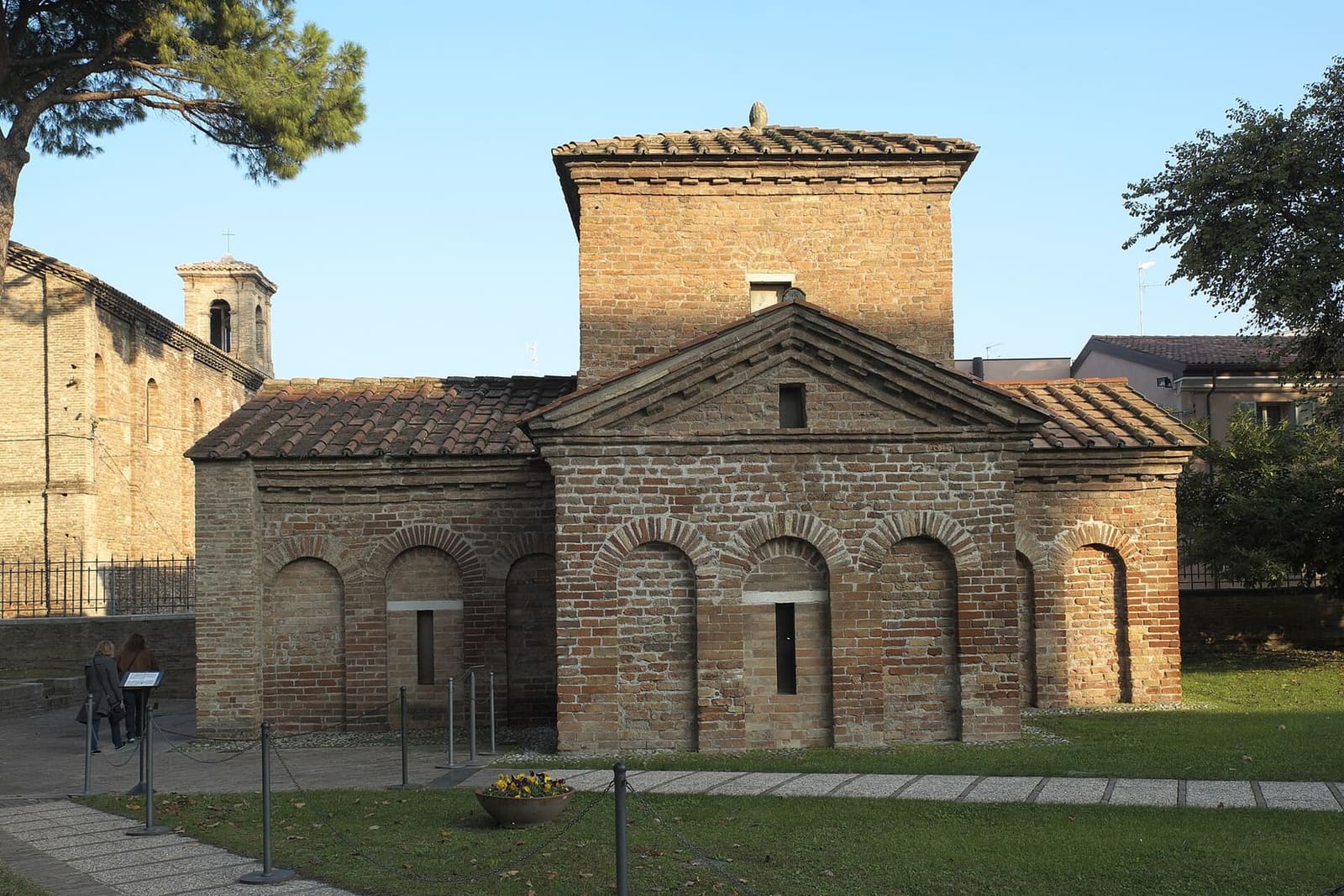il mausoleo di Galla Placidia, di mattoni e a pianta a croce, nel prato del recinto di San Vitale