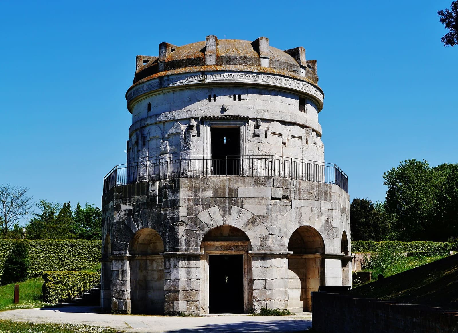 il Mausoleo di Teodorico, di blocchi di pietra bianca, coperto da un monolite di oltre 290 tonnellate