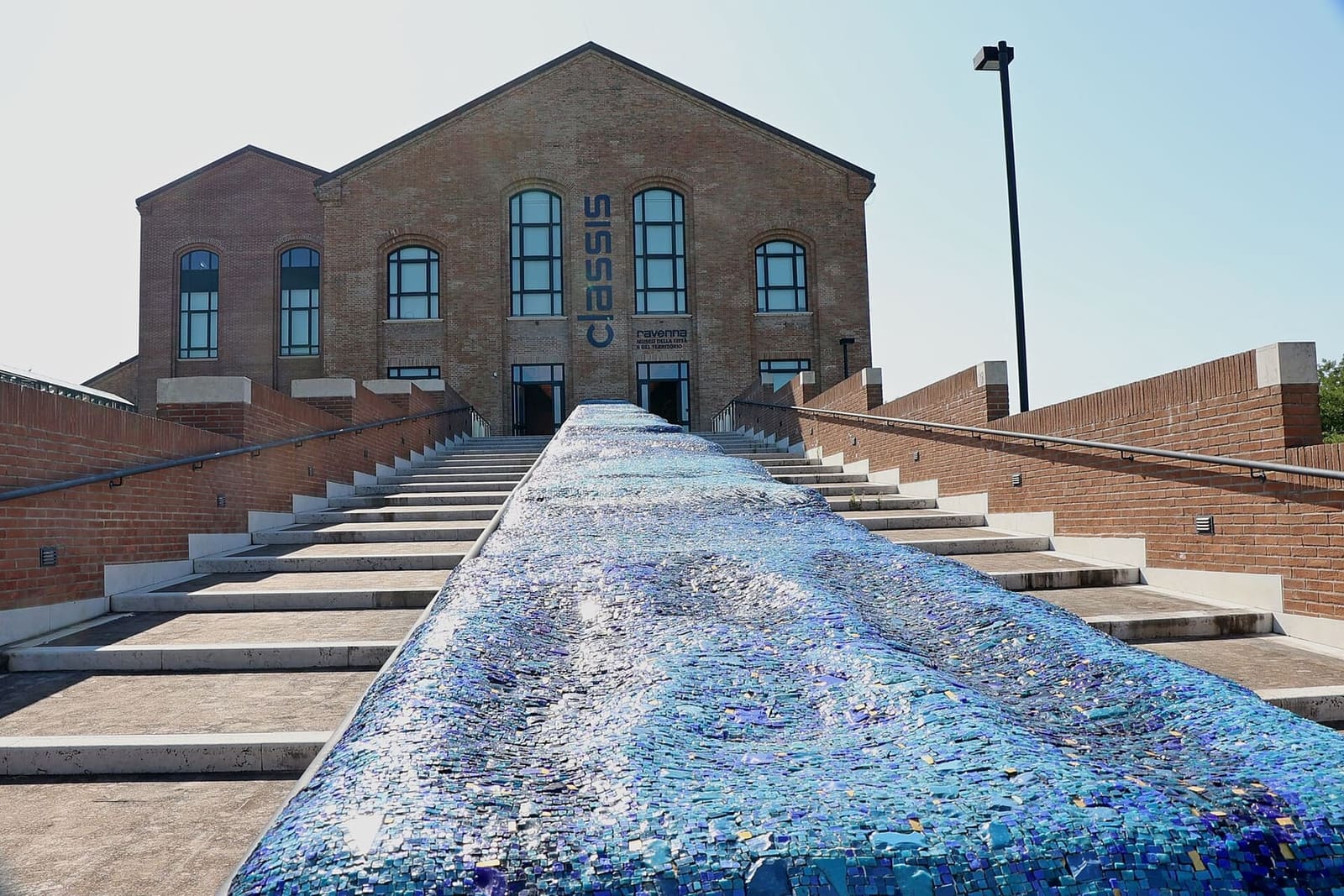 la rampa con il Mosaico dell'Onda all'ingresso del museo Classis, a Classe