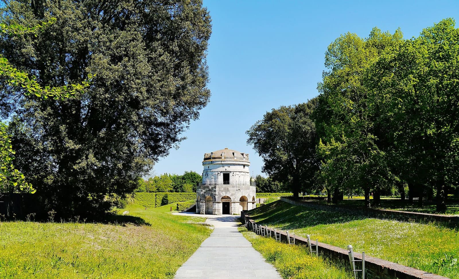 il viale del Parco Teodorico che porta al mausoleo del re goto