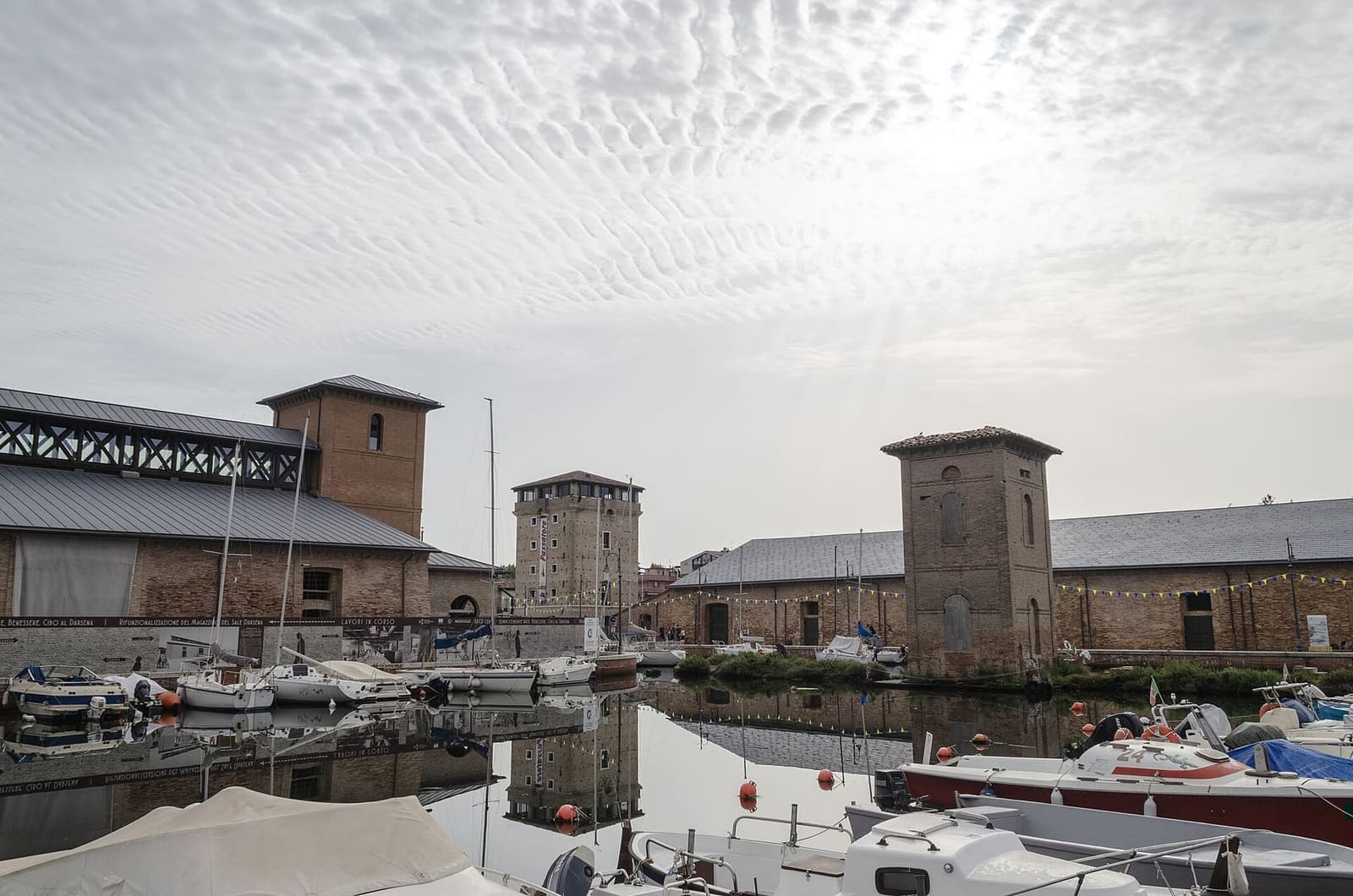 i magazzini del sale e le loro torri sul porto canale di Cervia