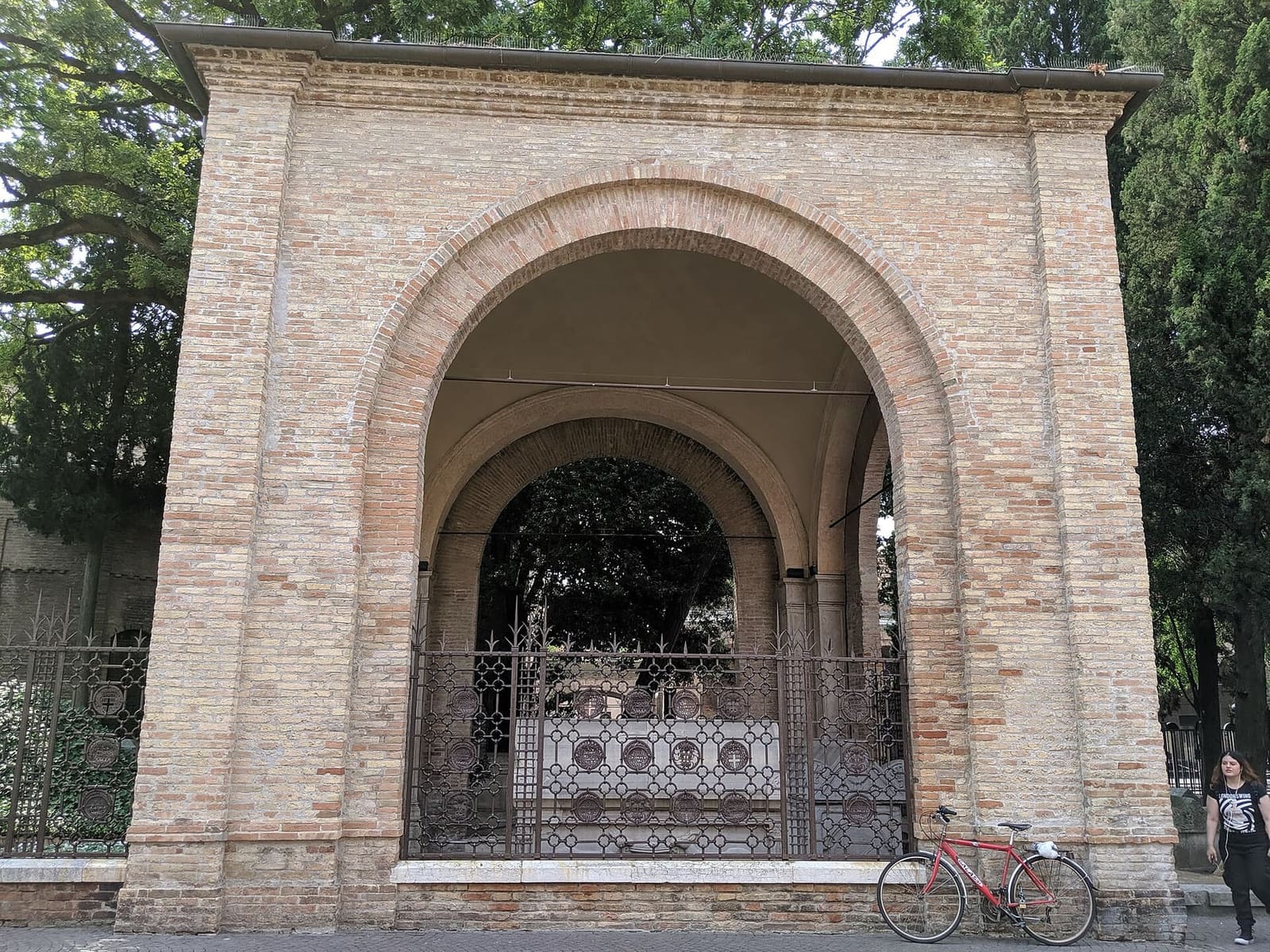 il Quadrarco di Braccioforte, con i sarcofagi antichi accanto alla tomba di Dante