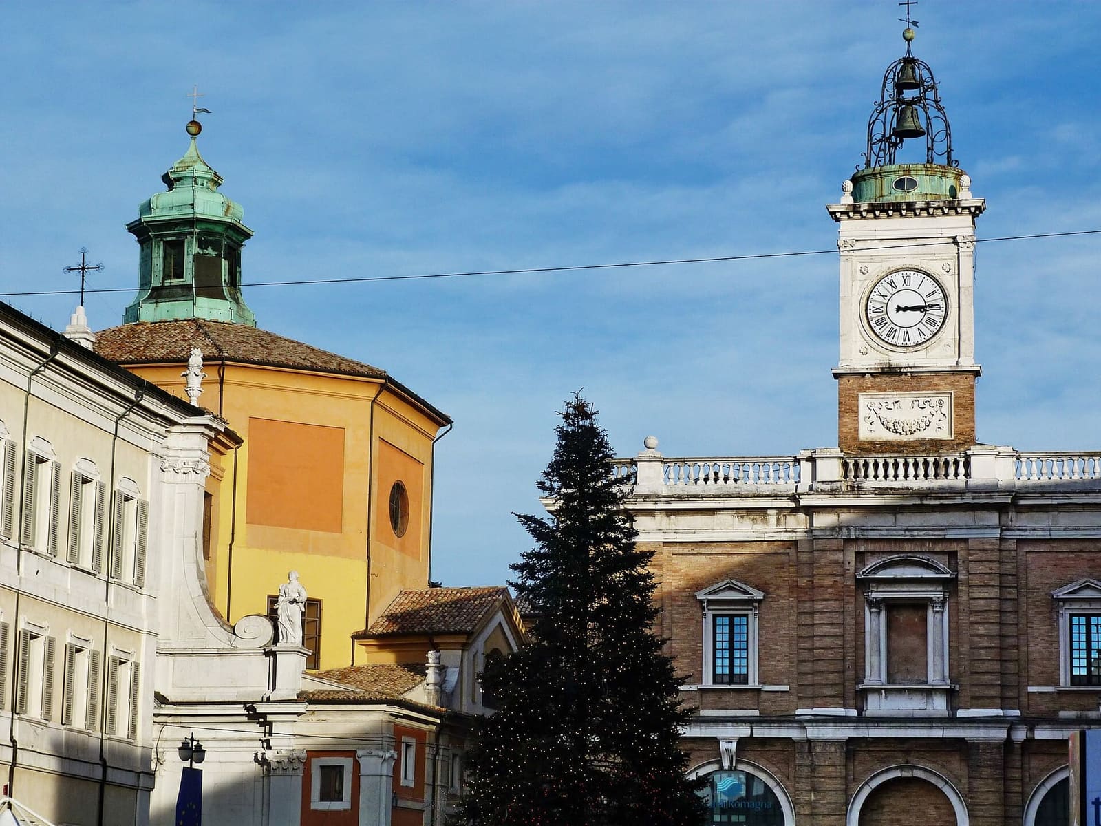 l'albero di Natale in piazza del Popolo, fra Santa Maria del Suffragio e la torre dell'orologio