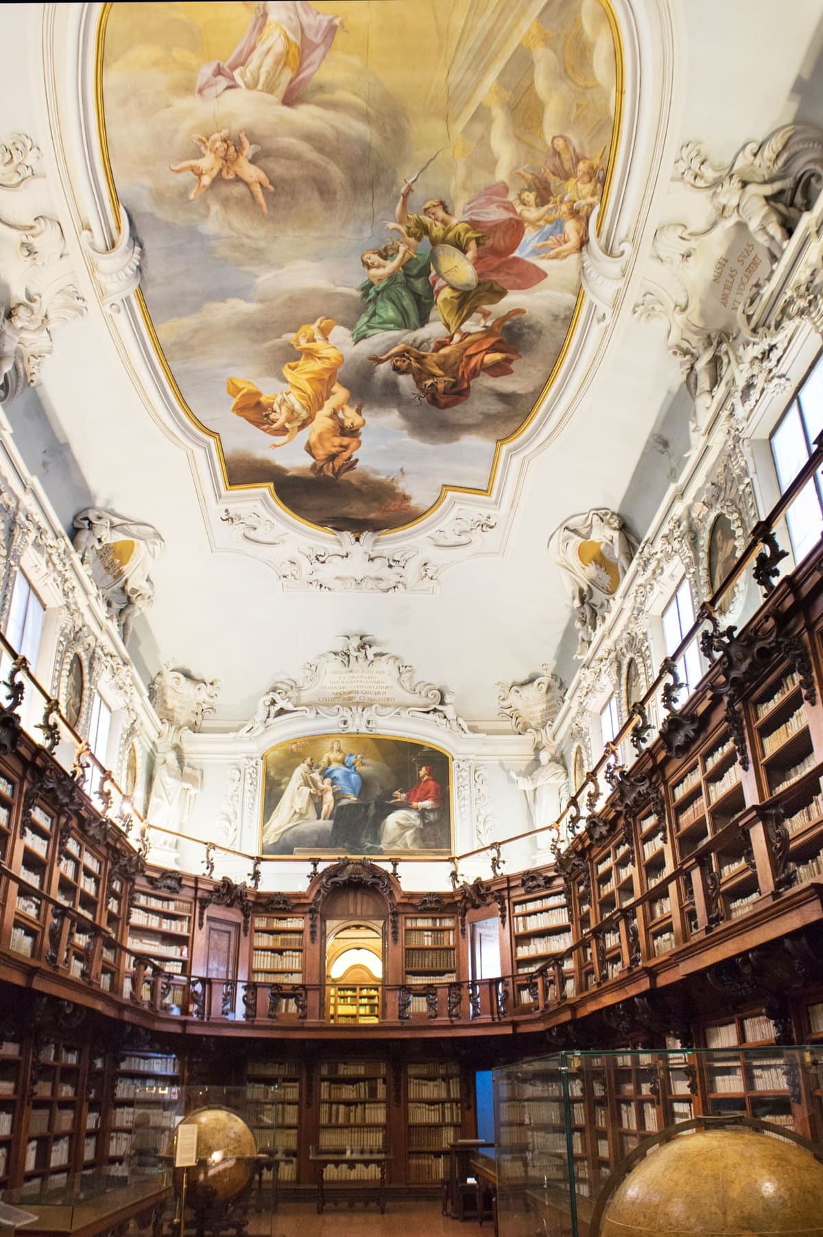 l'Aula Magna della Biblioteca Classense, l'antica libreria dei monaci con gli scaffali di legno