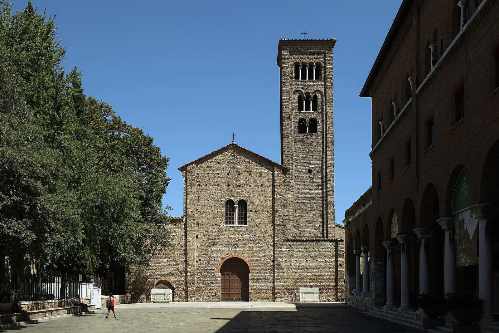 la facciata e il campanile della basilica di San Francesco, dove comincia la zona dantesca