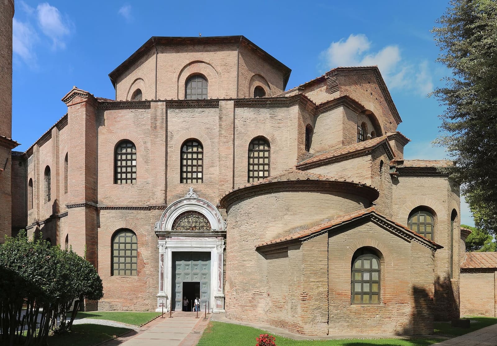 la basilica di San Vitale vista dal suo recinto, con il portale d'ingresso