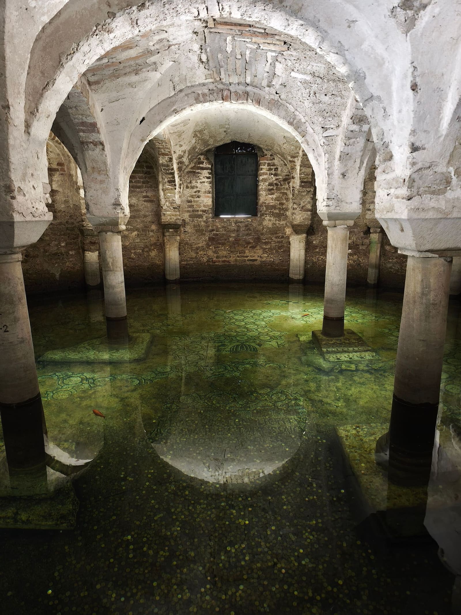la cripta allagata sotto l'altare di San Francesco, con l'acqua sopra il pavimento a mosaico