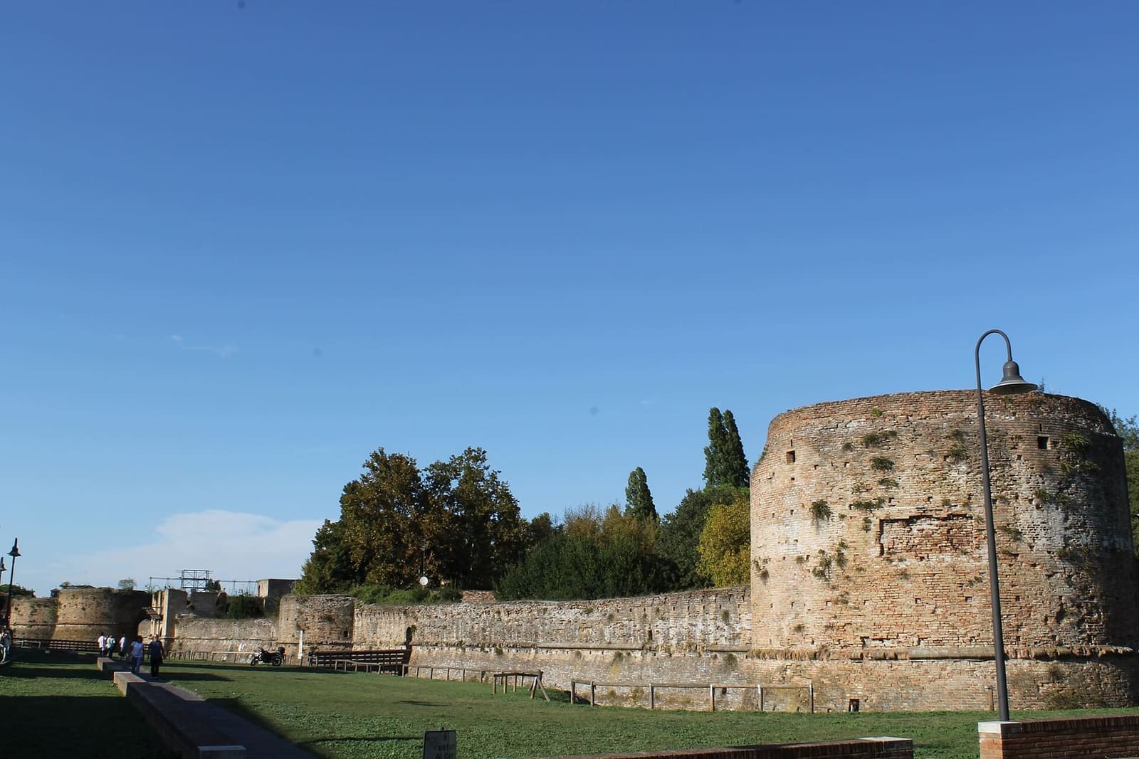 le mura e un torrione rotondo della Rocca Brancaleone, la fortezza dei Veneziani