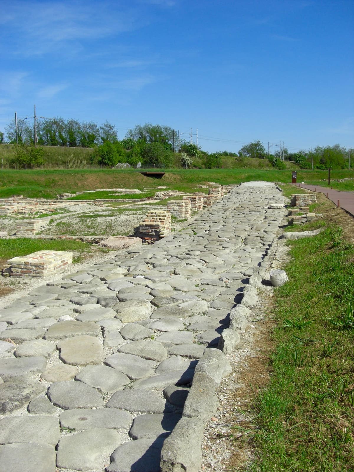 la strada lastricata dell'Antico Porto di Classe, fra i resti dei magazzini
