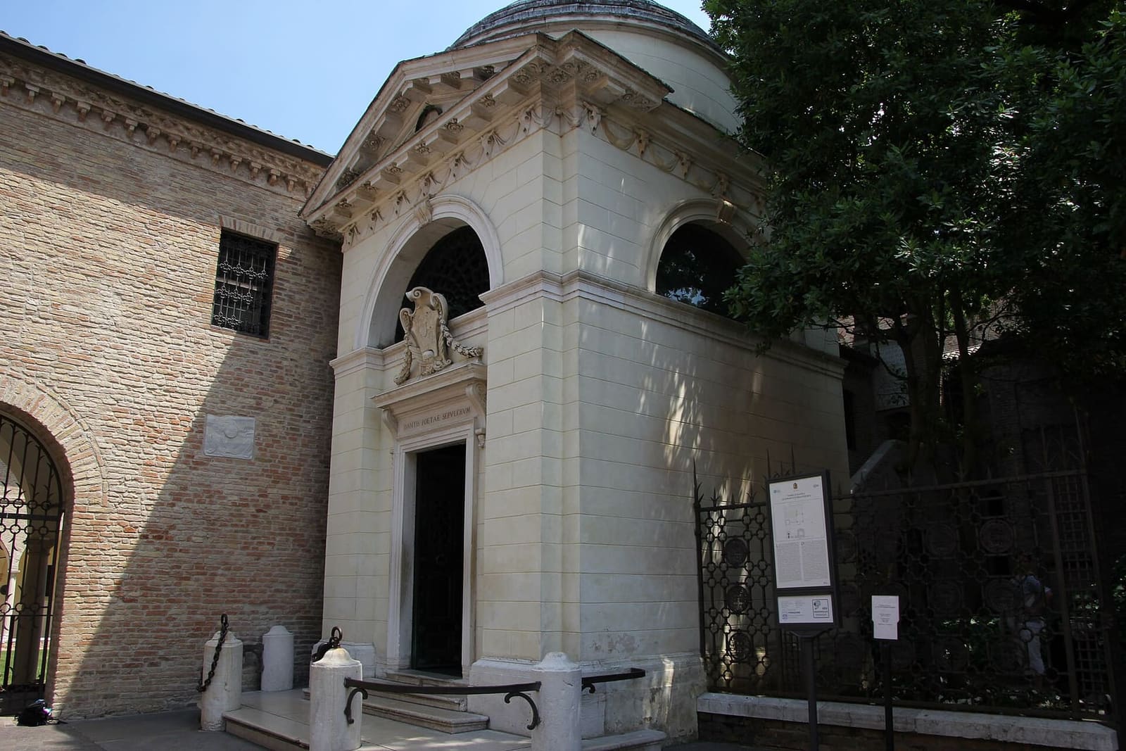 il tempietto della tomba di Dante, dietro la basilica di San Francesco