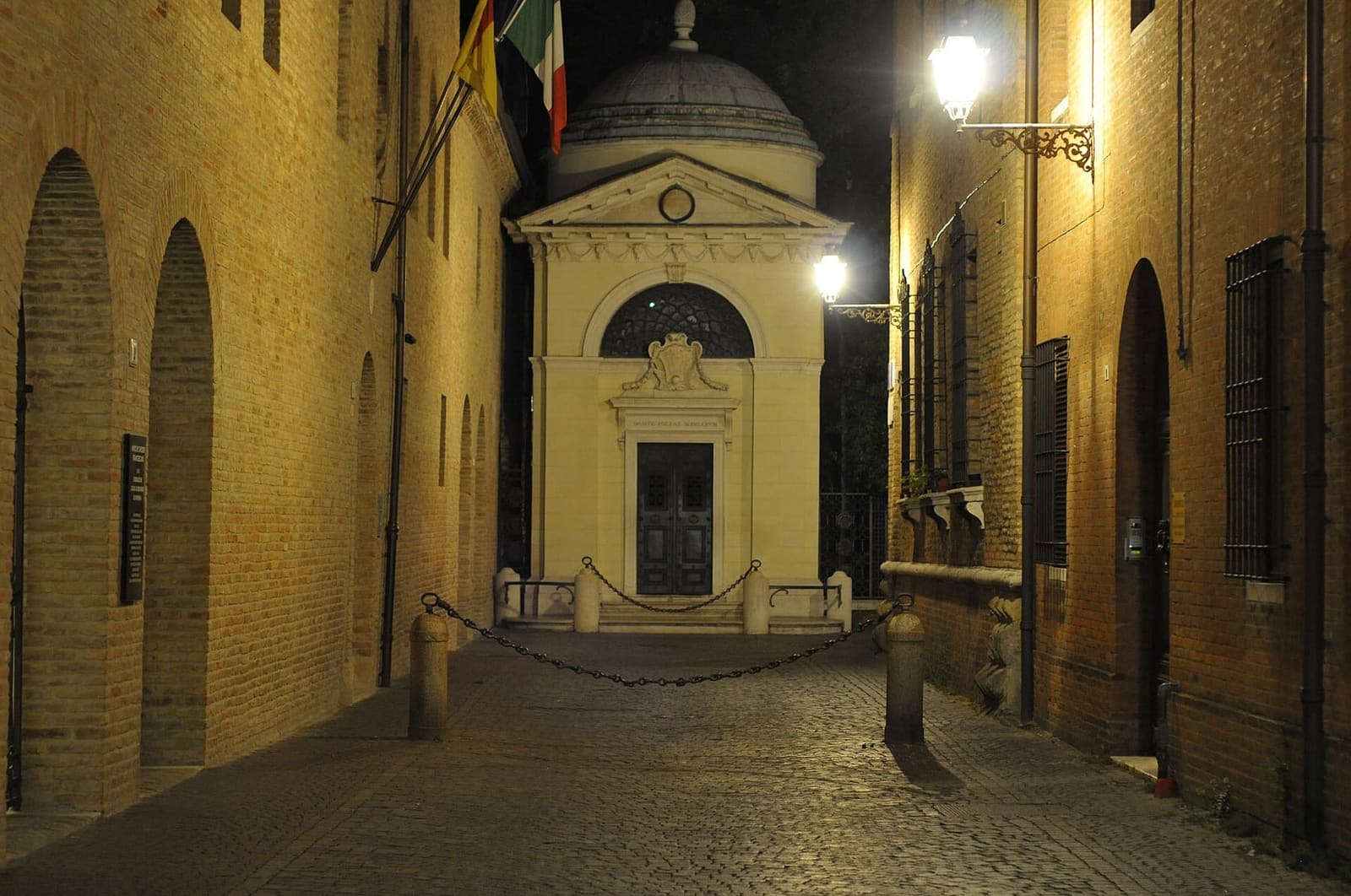 via Dante Alighieri di sera, con la tomba del poeta in fondo alla zona del silenzio