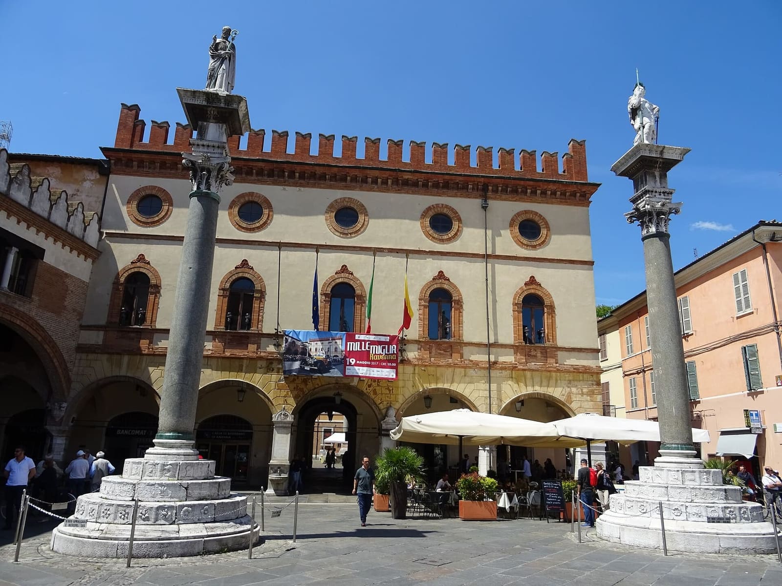 il palazzo comunale in piazza del Popolo, fra le due colonne veneziane